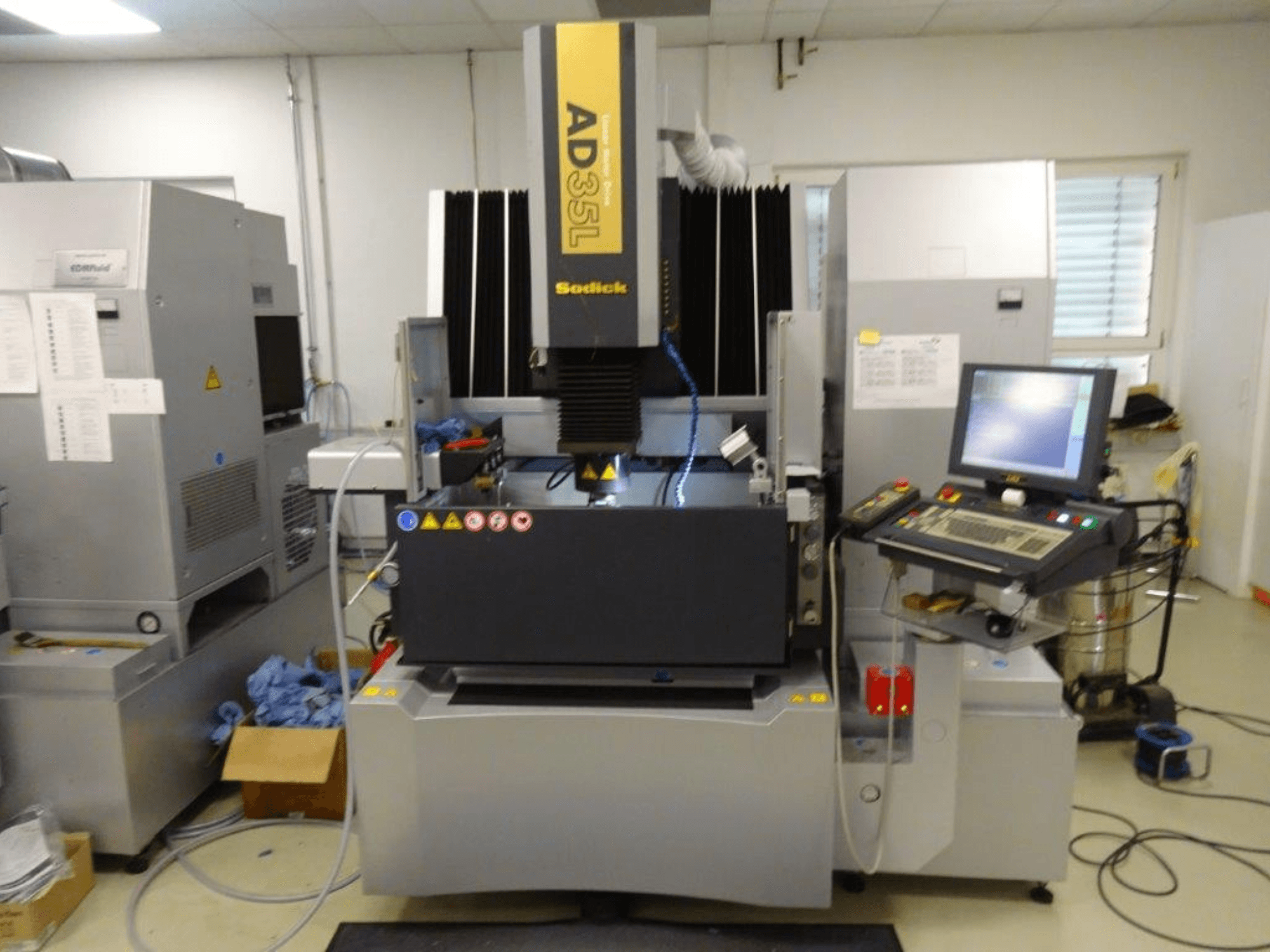 Sodick AD35L stroj za elektroerozijsko nanošenje, prednji pogled s vidljivom upravljačkom pločom, sustavom hlađenja i radnim područjem.