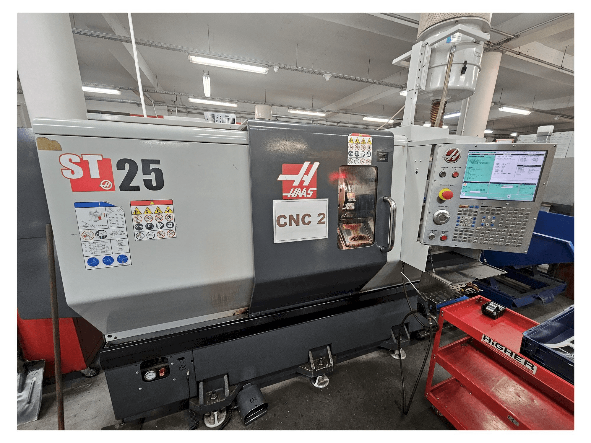 Prikaz stroja HAAS ST-25 sprijeda