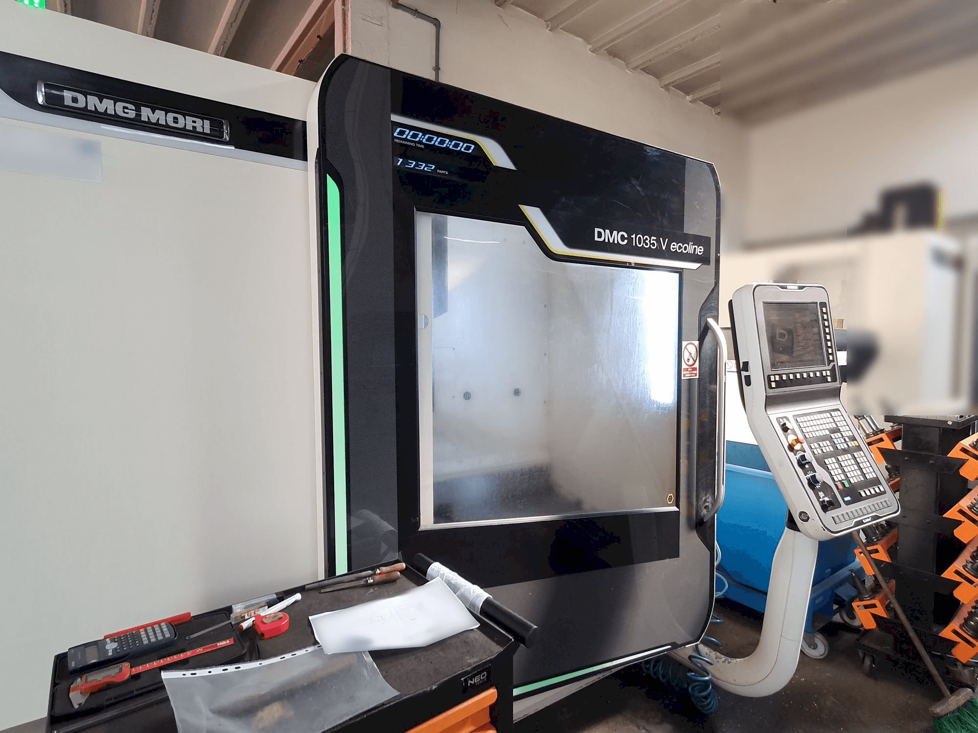 Prikaz stroja DMG MORI DMC 1035V Ecoline sprijeda