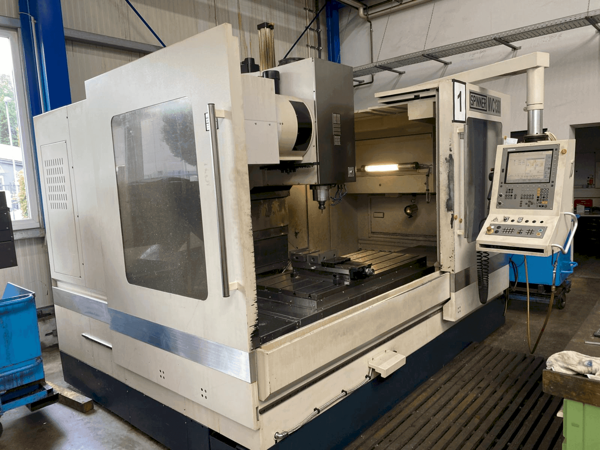 Prikaz stroja SPINNER MVC 1300 sprijeda