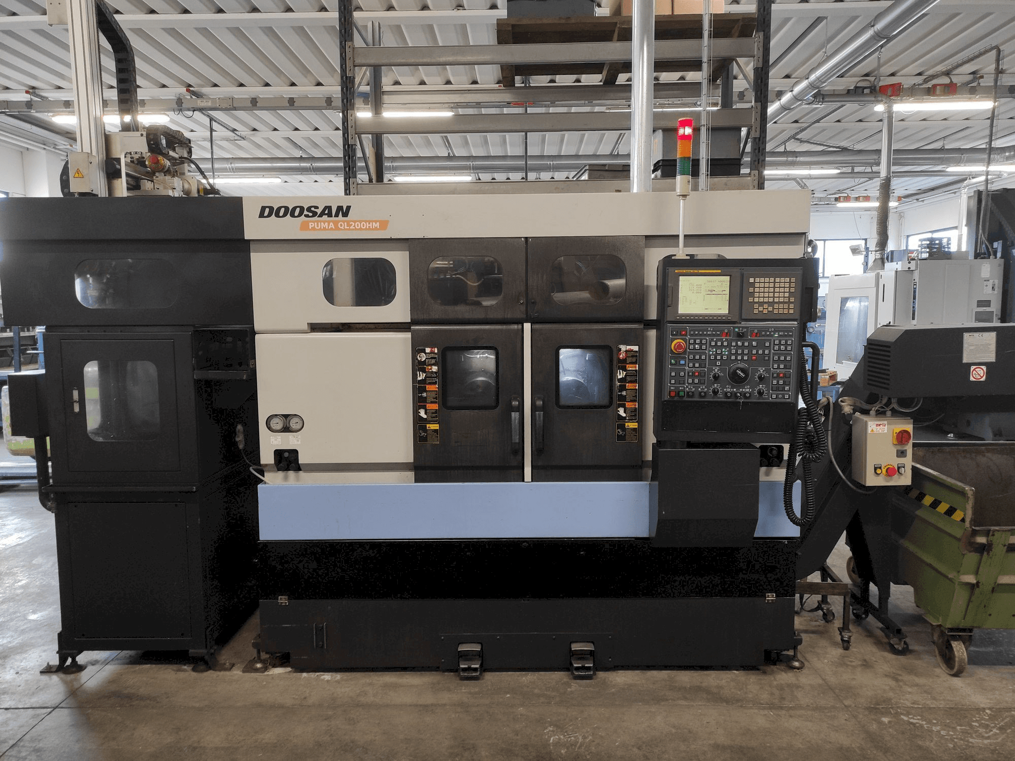 Prikaz stroja Doosan Puma QL200HM sprijeda
