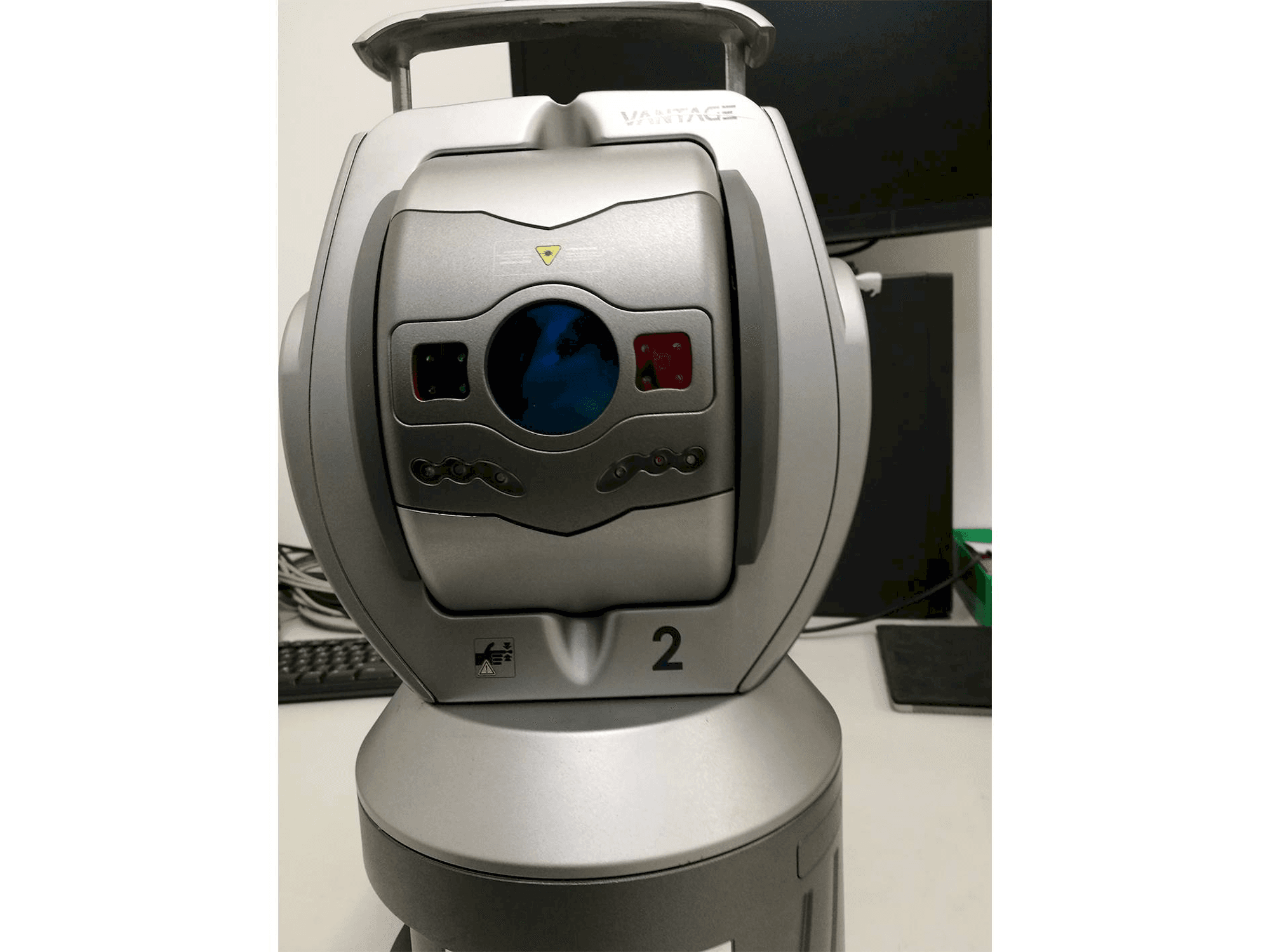 Prikaz stroja Faro Laser Tracker Vantage and Vantage E sprijeda