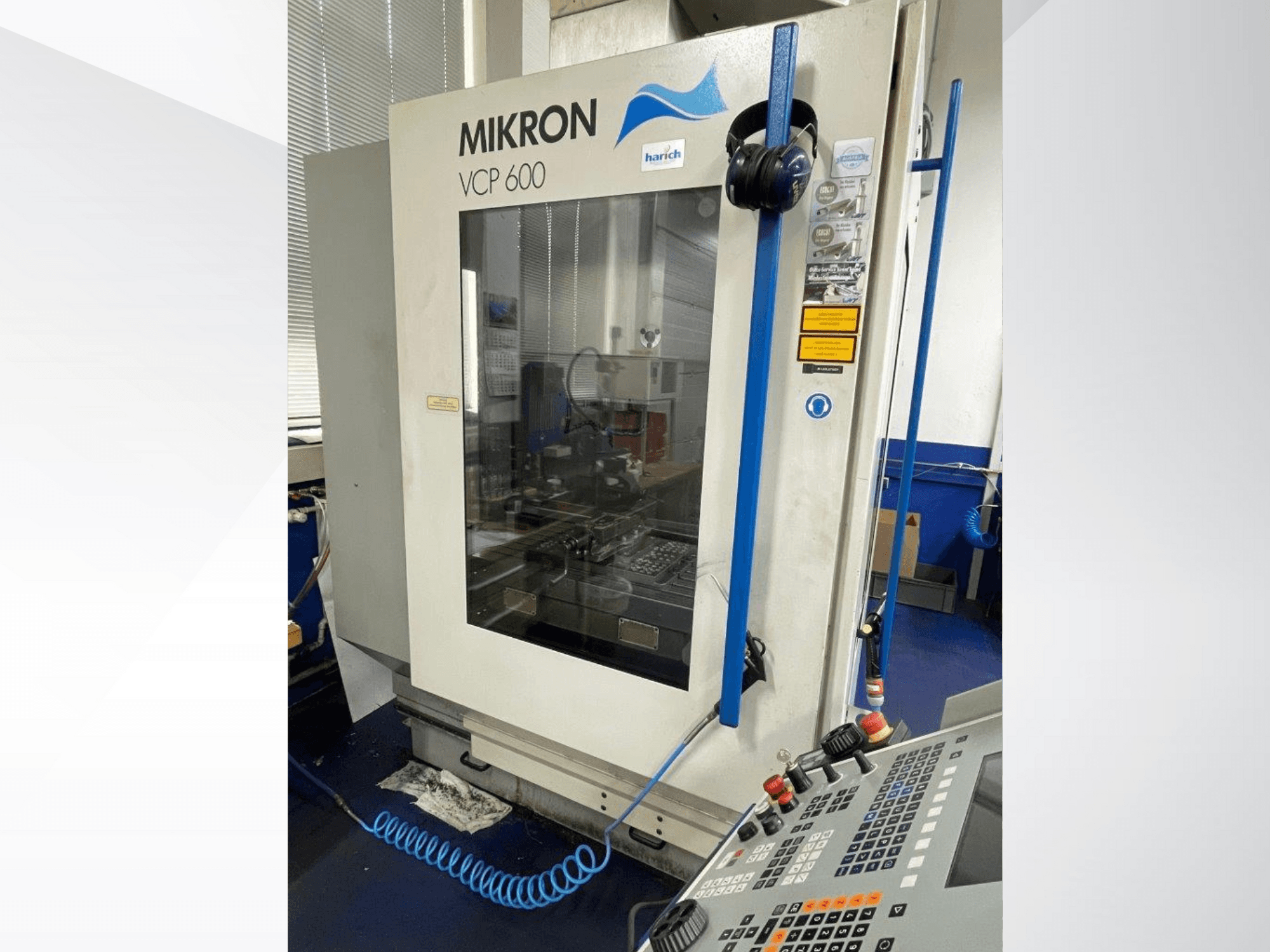 Mikron VCP 600 CNC stroj, prednji pogled, ima upravljačku ploču s gumbima i vidljivo područje obrade iza stakla.
