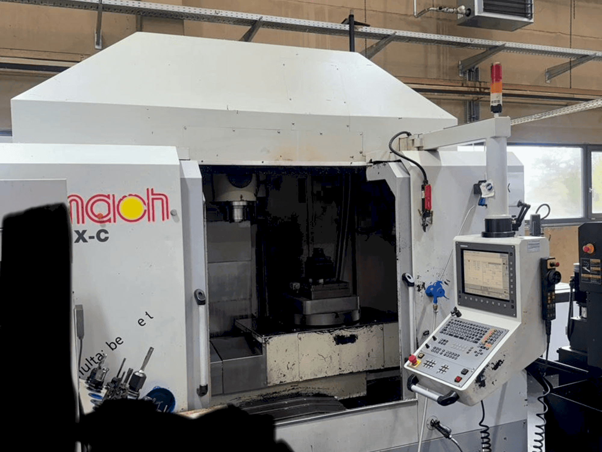 Prikaz stroja Eumach HSM-5XC sprijeda