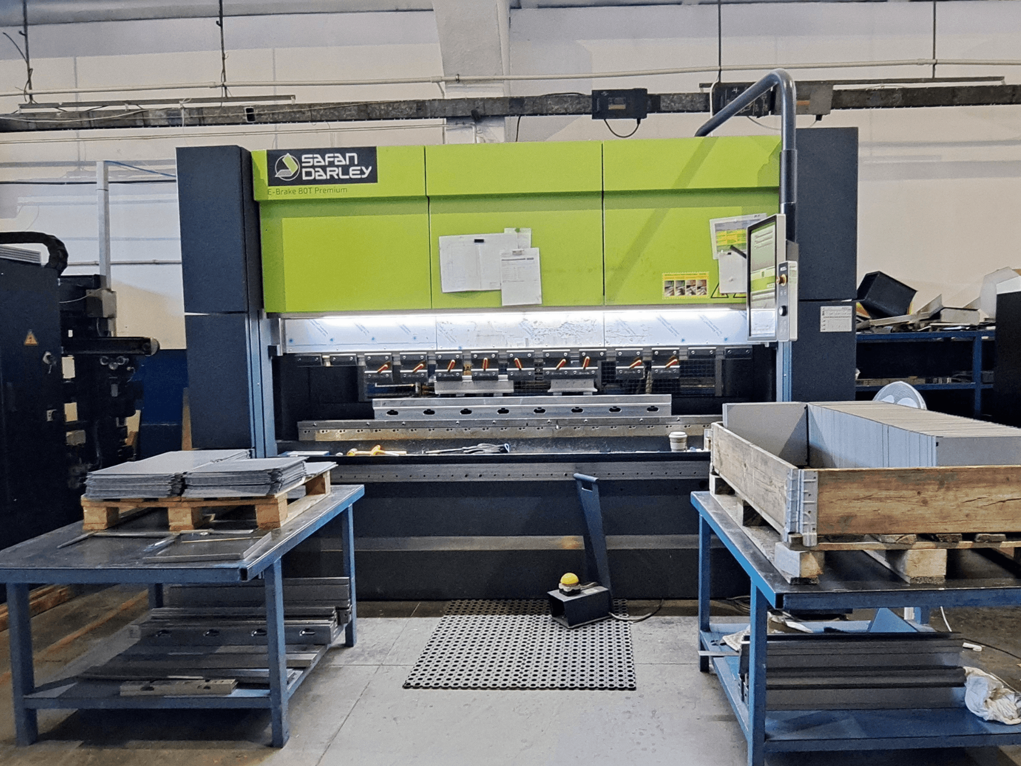 SAFAN E-Brake Premium 80-2550 preša za savijanje u radionici, prednji pogled sa složenim metalnim limovima i vidljivom upravljačkom pločom.