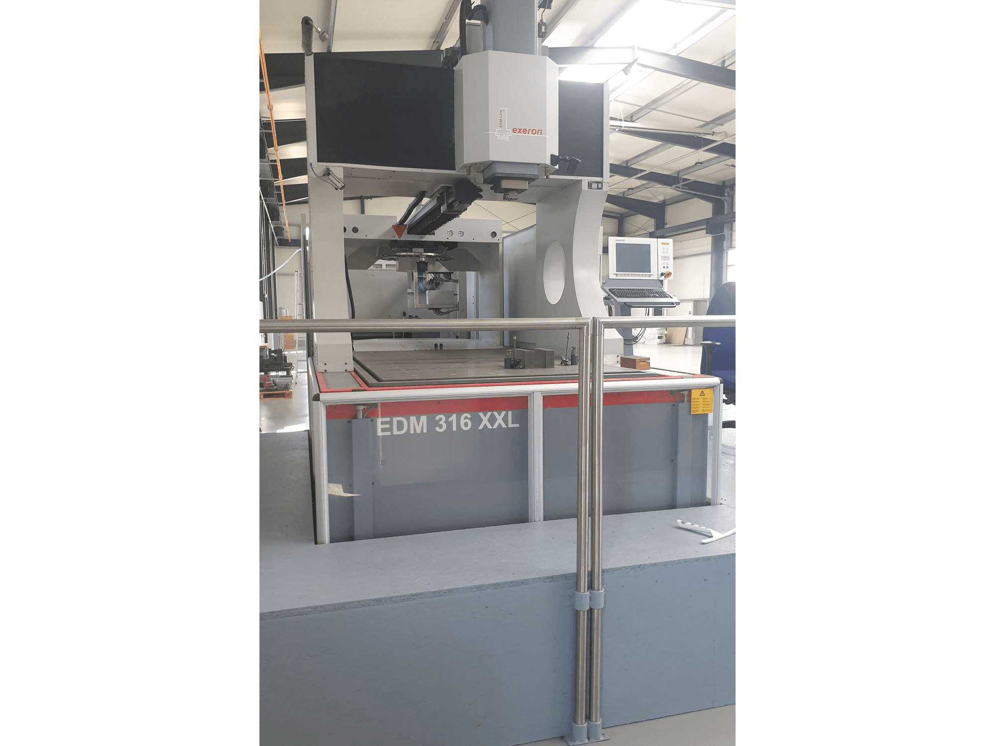 Prikaz stroja Exeron 316 XXL sprijeda