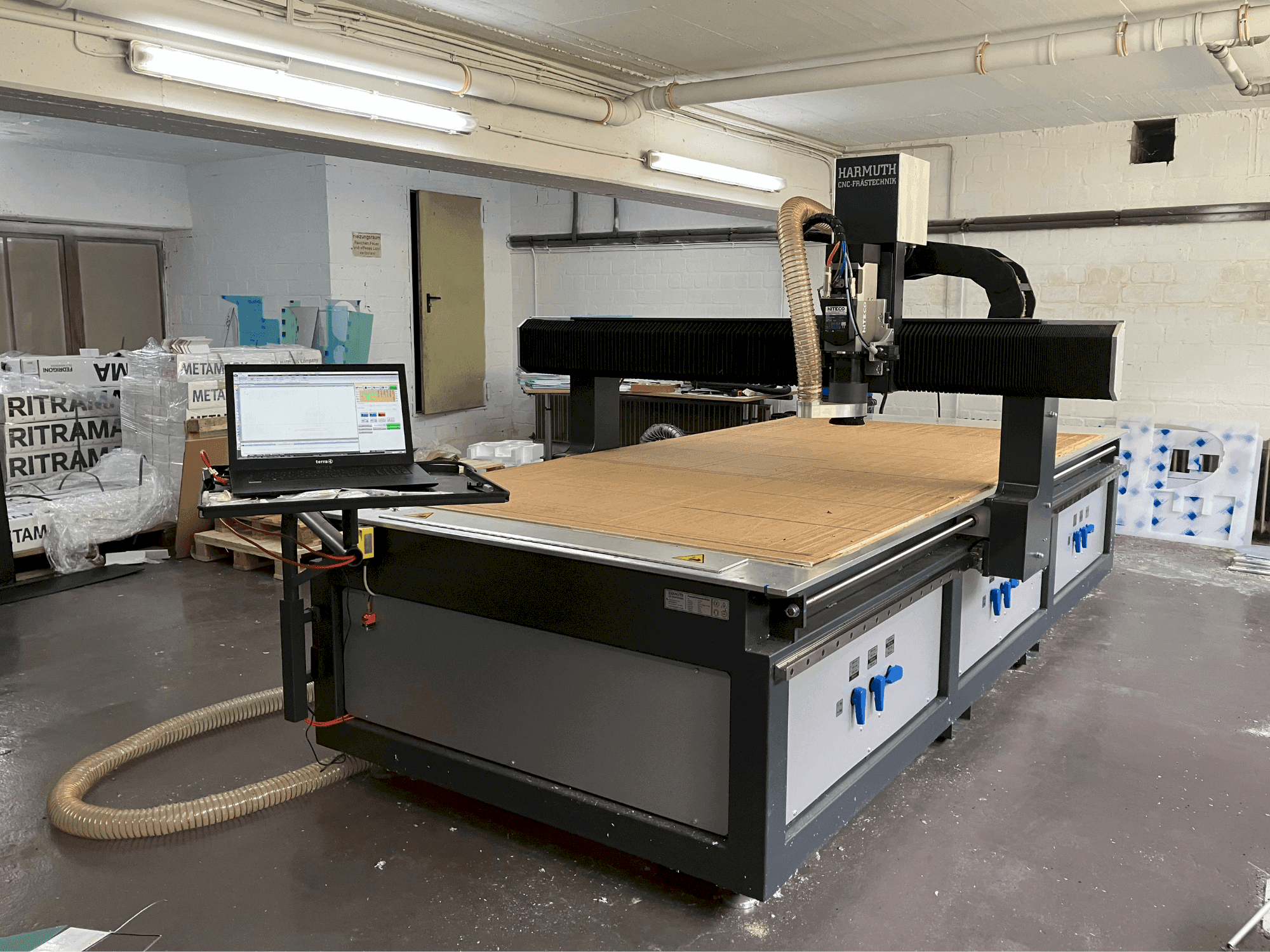 Prikaz stroja HARMUTH F+3000 sprijeda