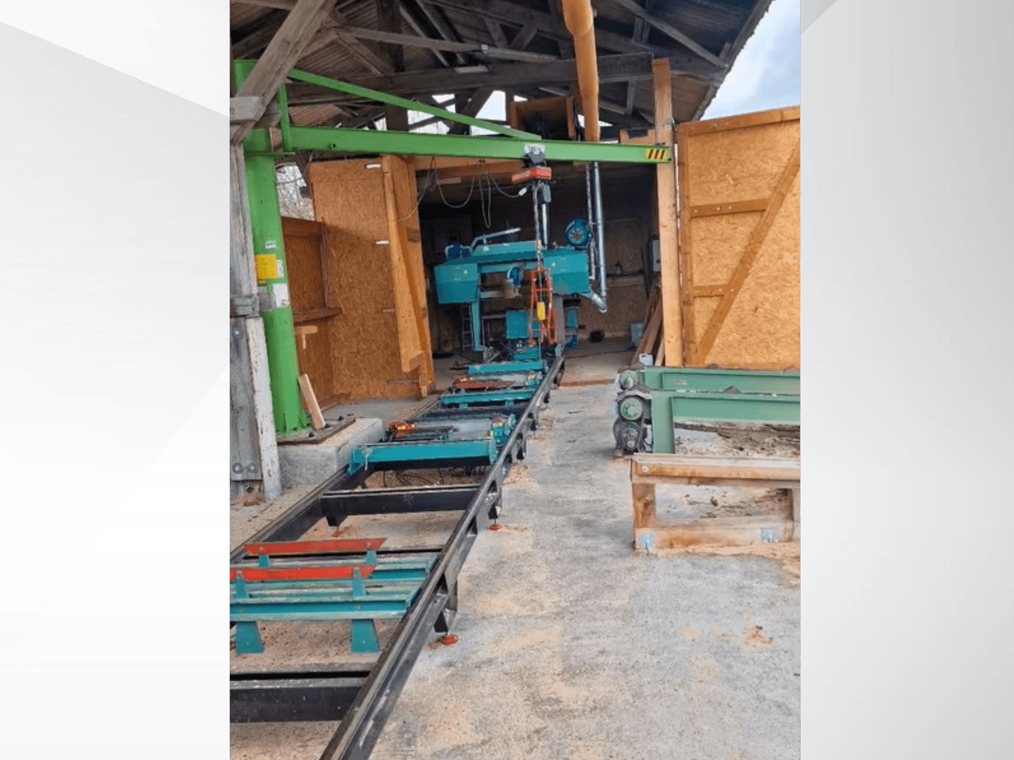 Horizontalna tračna pila u radionici, pogled sprijeda. Oprema uključuje tračnicu i dodatne zelene dodatke.