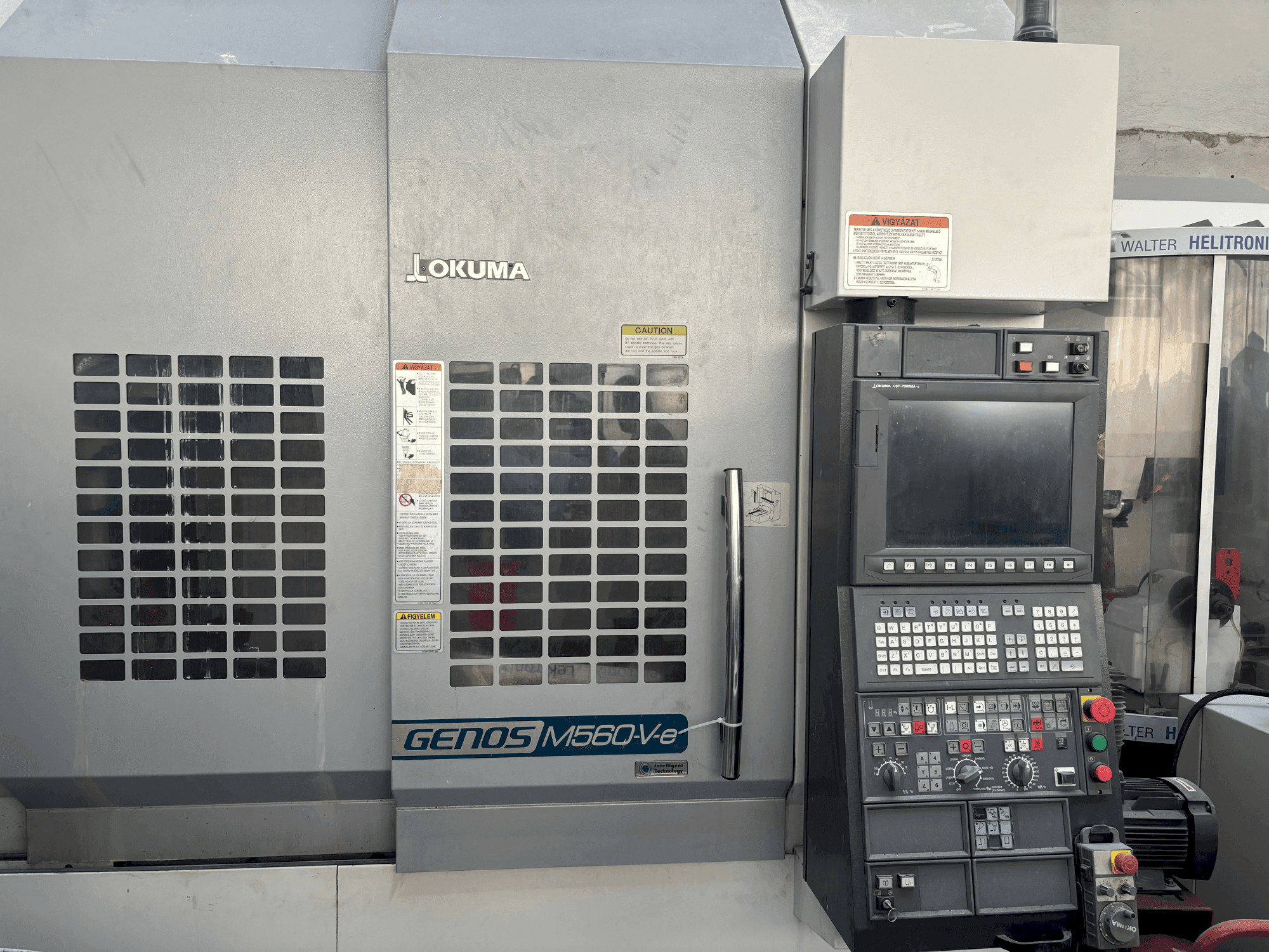 Prikaz stroja Okuma Genos M56-V-e sprijeda