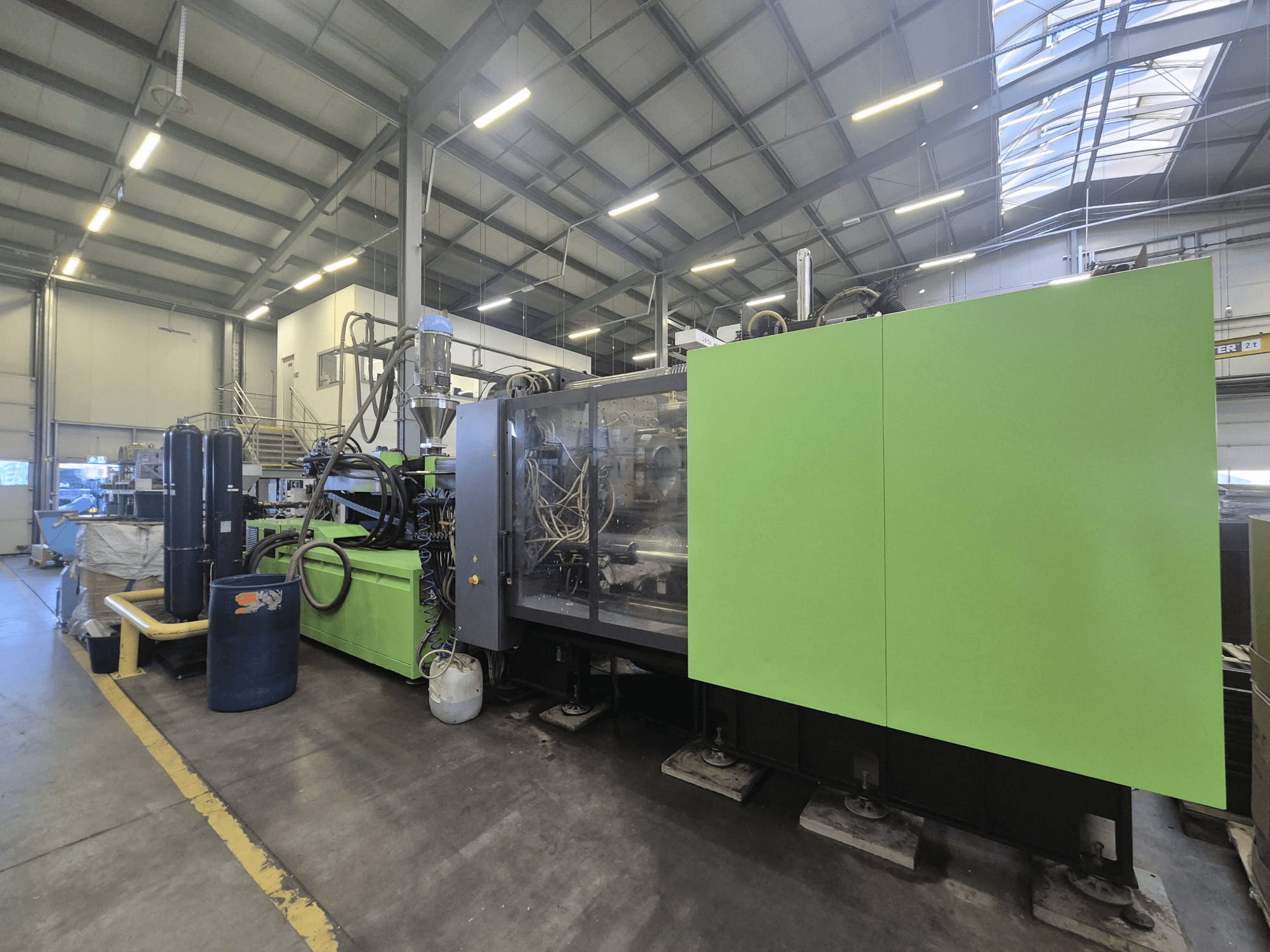 Engel duo 5160/700 hidraulični stroj za brizganje plastike u tvorničkom okruženju, gledan sa strane, s vidljivim zelenim vanjskim dijelom i komponentama.