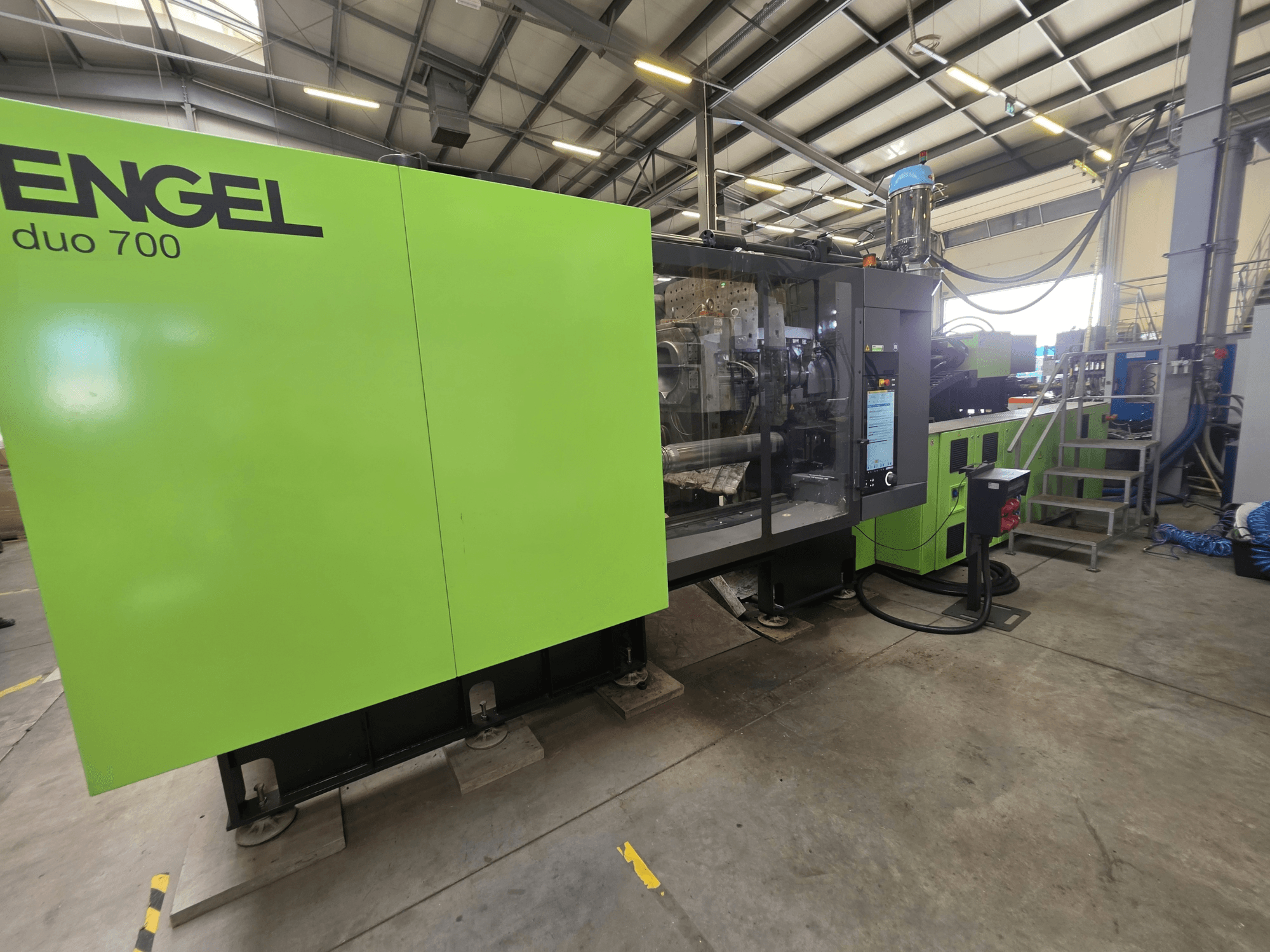 Engel duo 700 hidraulični stroj za brizganje plastike, prednji pogled, prikazuje zelenu vanjštinu i upravljačku ploču.