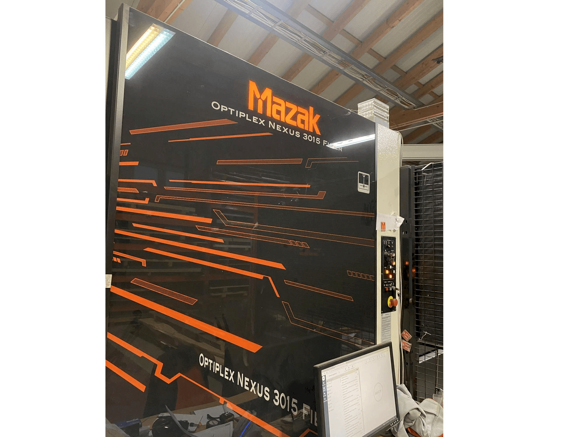 Prikaz stroja Mazak Optiplex Nexus 3015 sprijeda