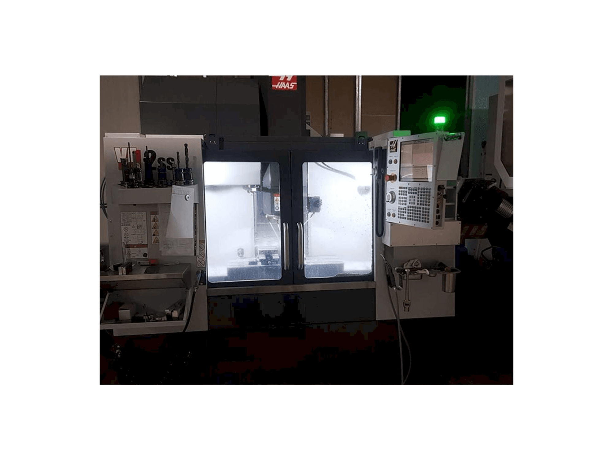 Prikaz stroja HAAS VF-2SS sprijeda