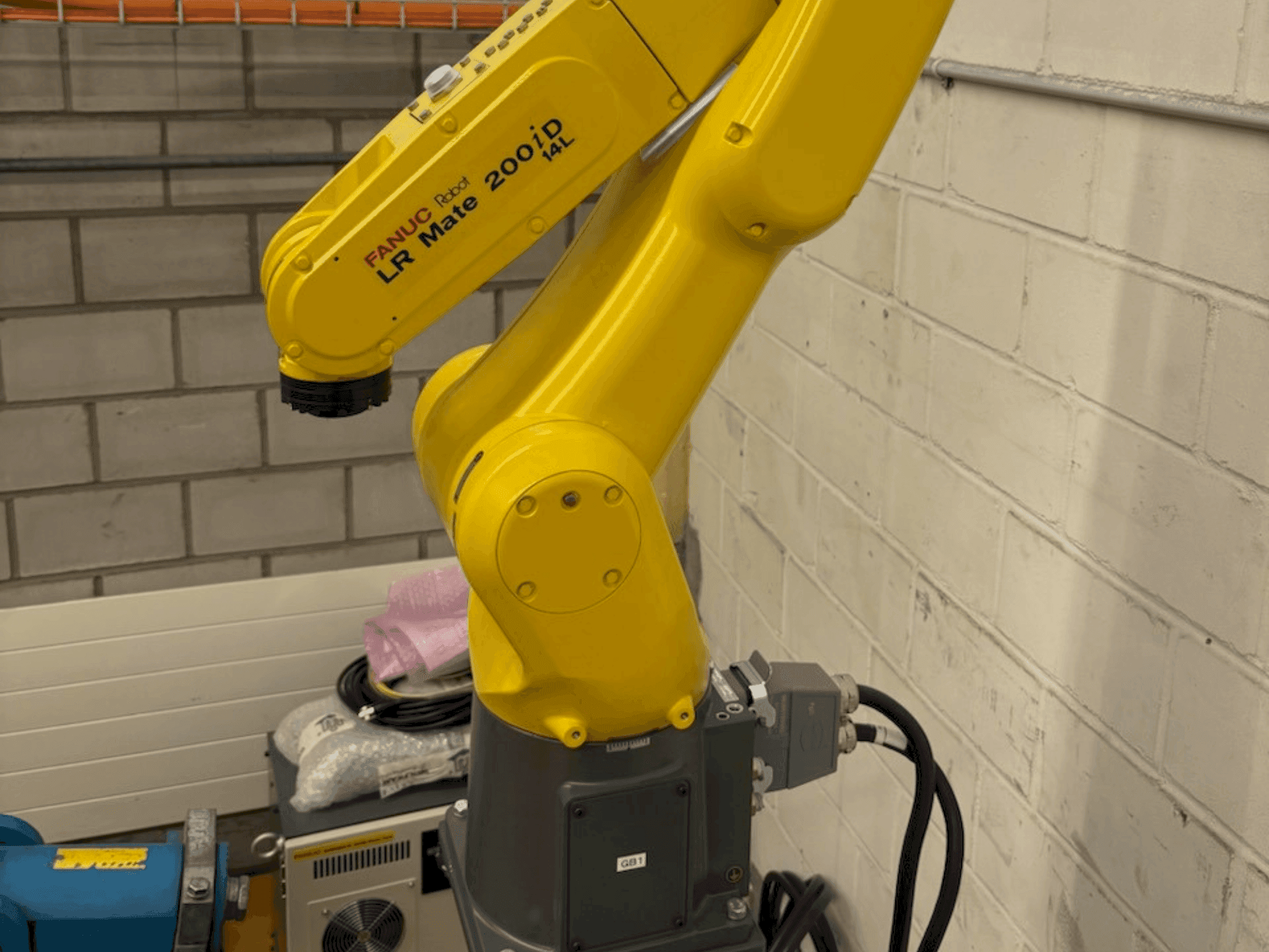 Prikaz stroja FANUC LR Mate 200 iD 14L sprijeda