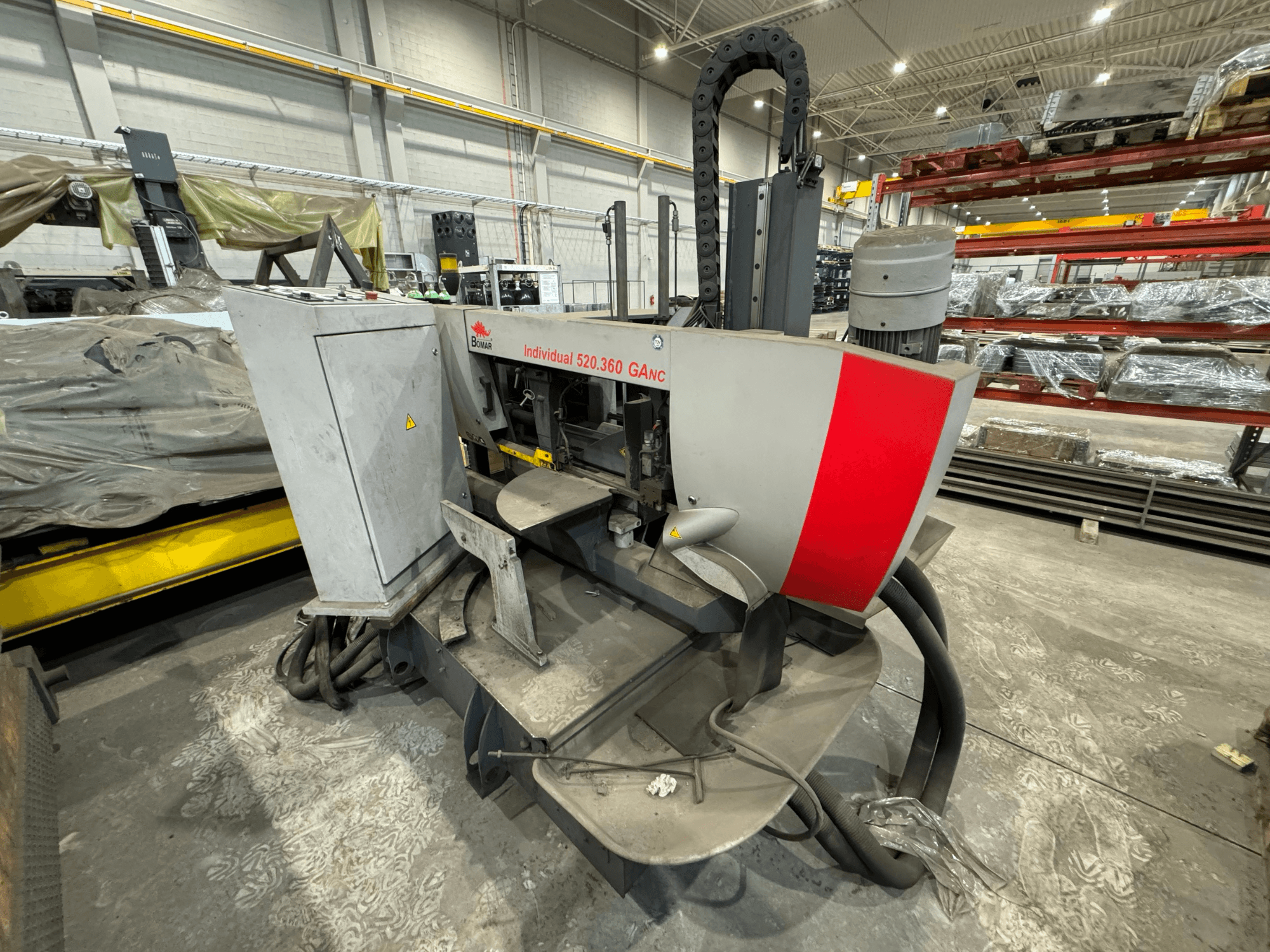 Böhler Individual 520.360 GANC CNC stroj u radionici, pogled sprijeda s vidljivim upravljačkim elementima i motorom.