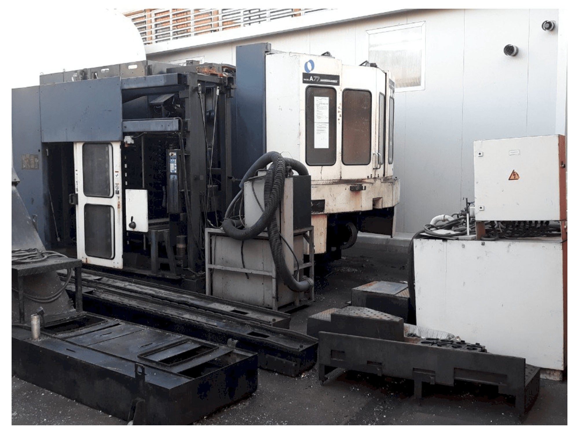 Prikaz stroja Makino A77 sprijeda