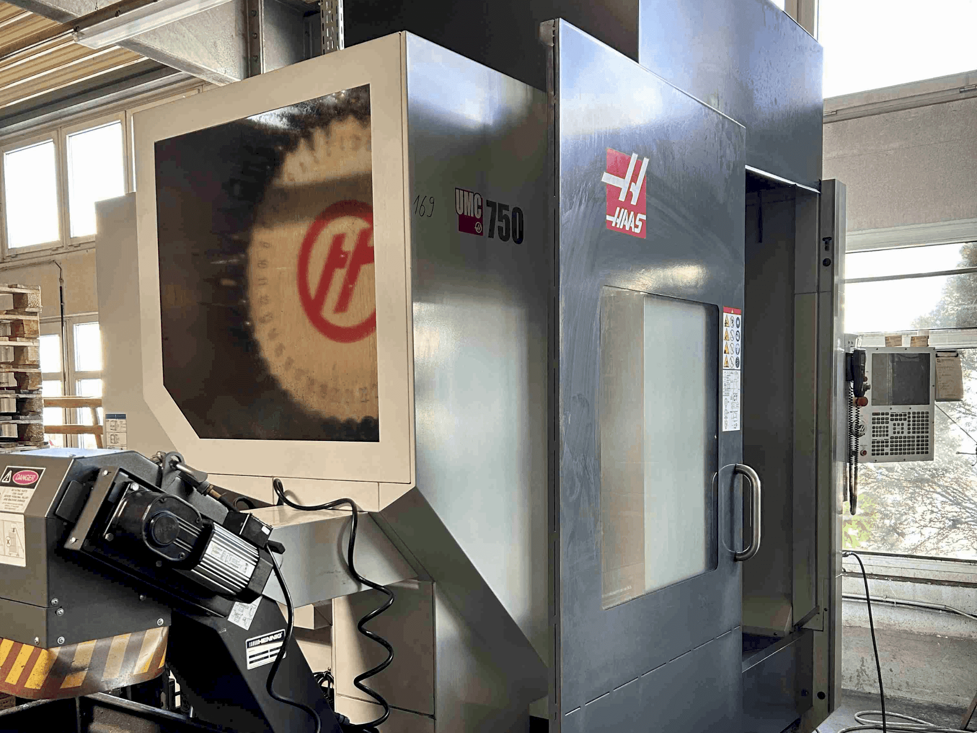 Prikaz stroja HAAS UMC-750 sprijeda