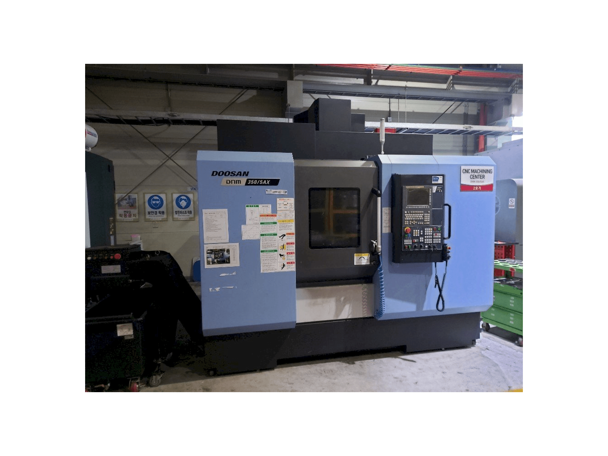 Prikaz stroja Doosan DNM350/5AX sprijeda