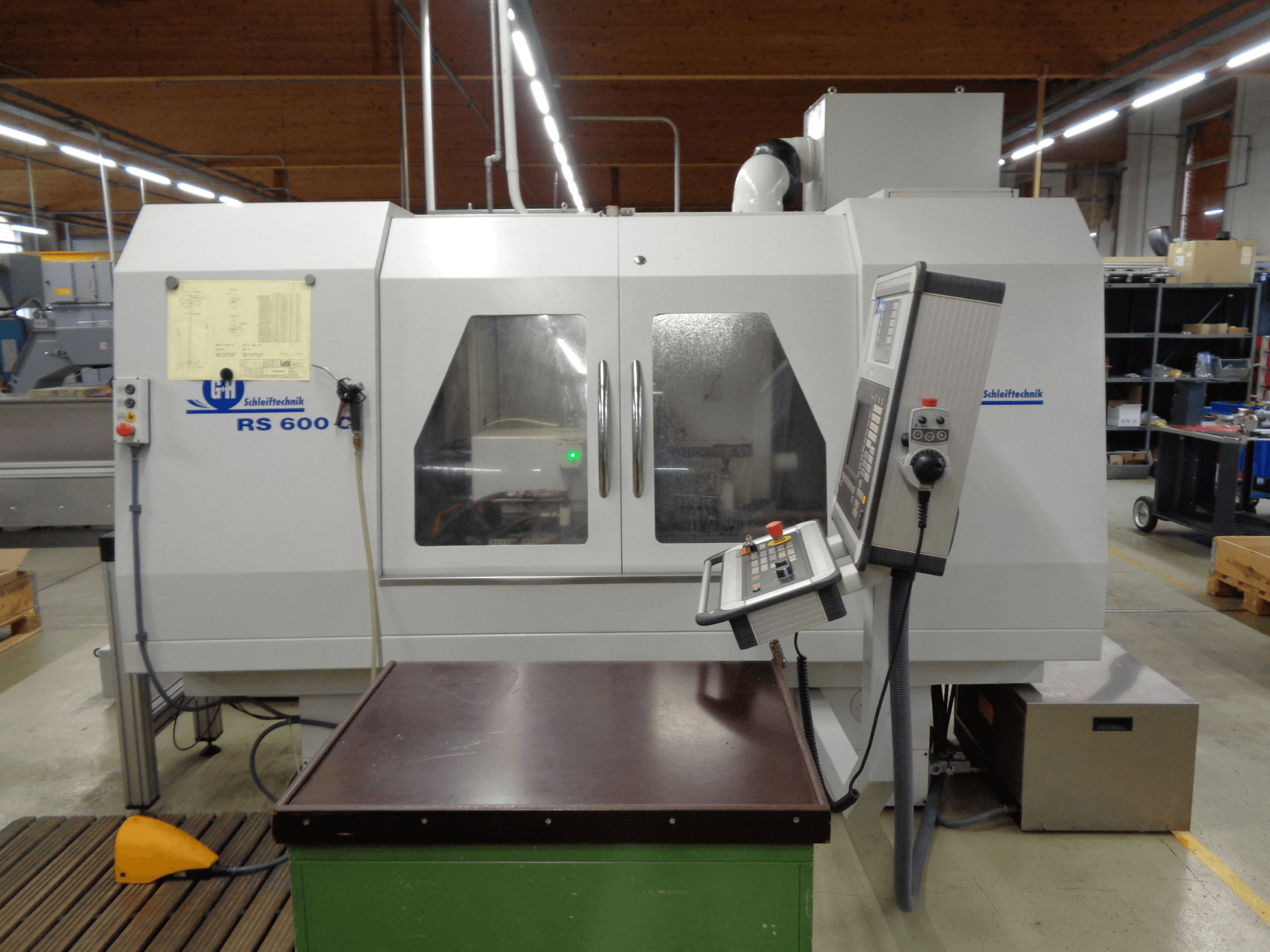 Cilindrična brusilica GEIBEL & HOTZ RS 600 C, prednji pogled s upravljačkom pločom i radnim stolom u tvorničkom okruženju.