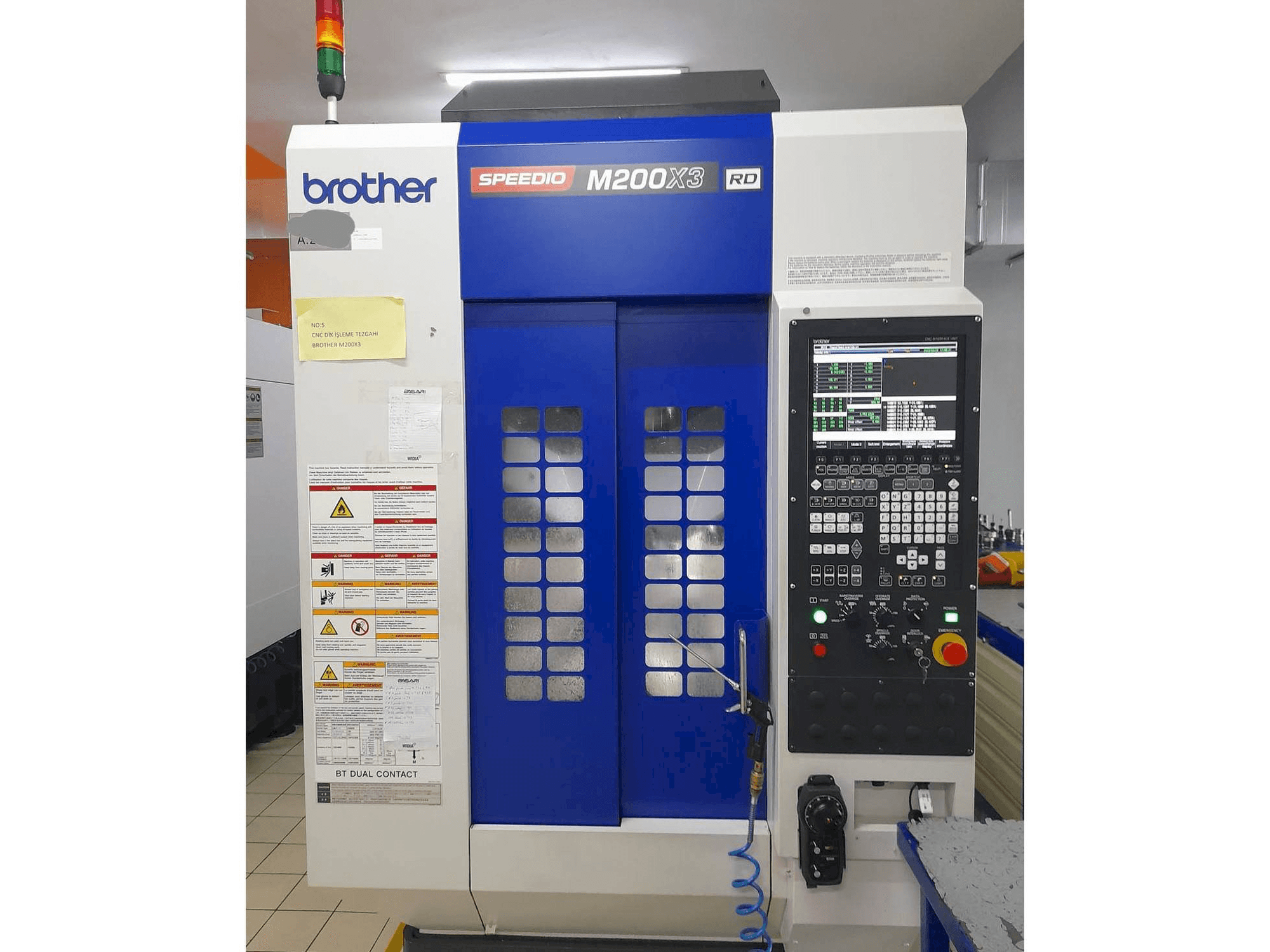 Prikaz stroja Brother M200X3 sprijeda