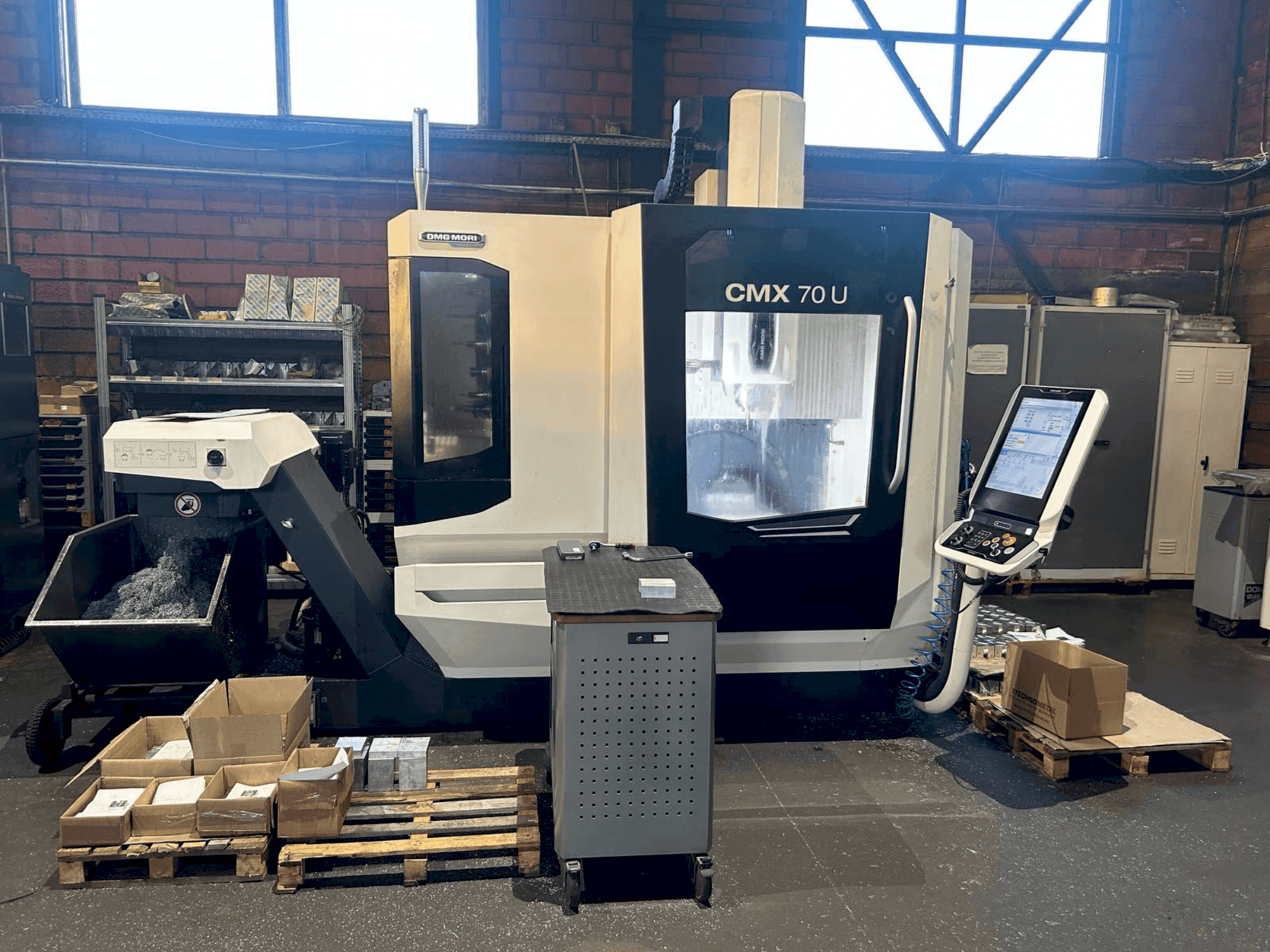 Prikaz stroja DMG MORI CMX 70U (2022) sprijeda