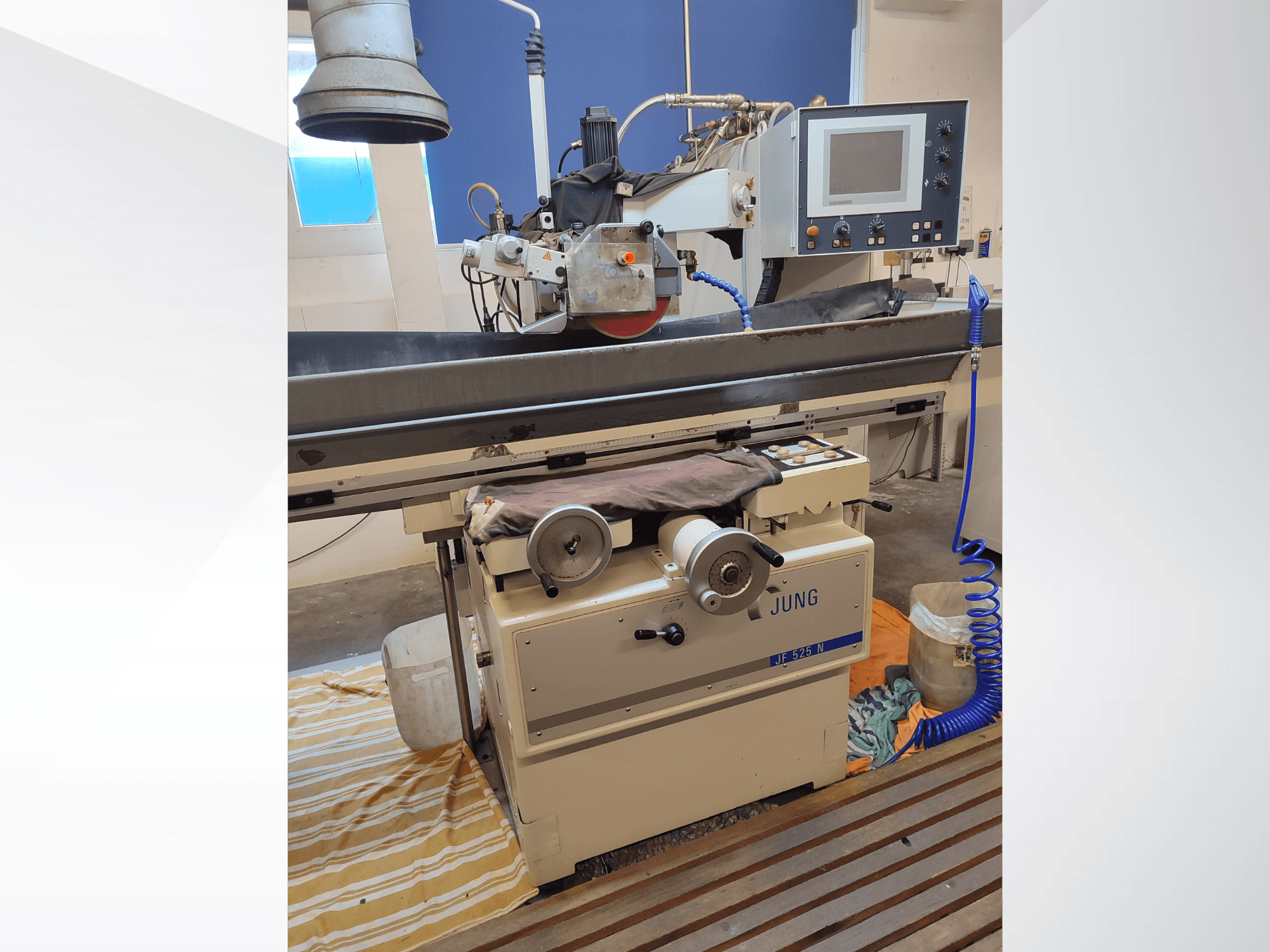 Stroj za površinsku brusilicu JUNG JF 525 N, prednji pogled s detaljima brusne ploče, upravljačke ploče i podnožja.