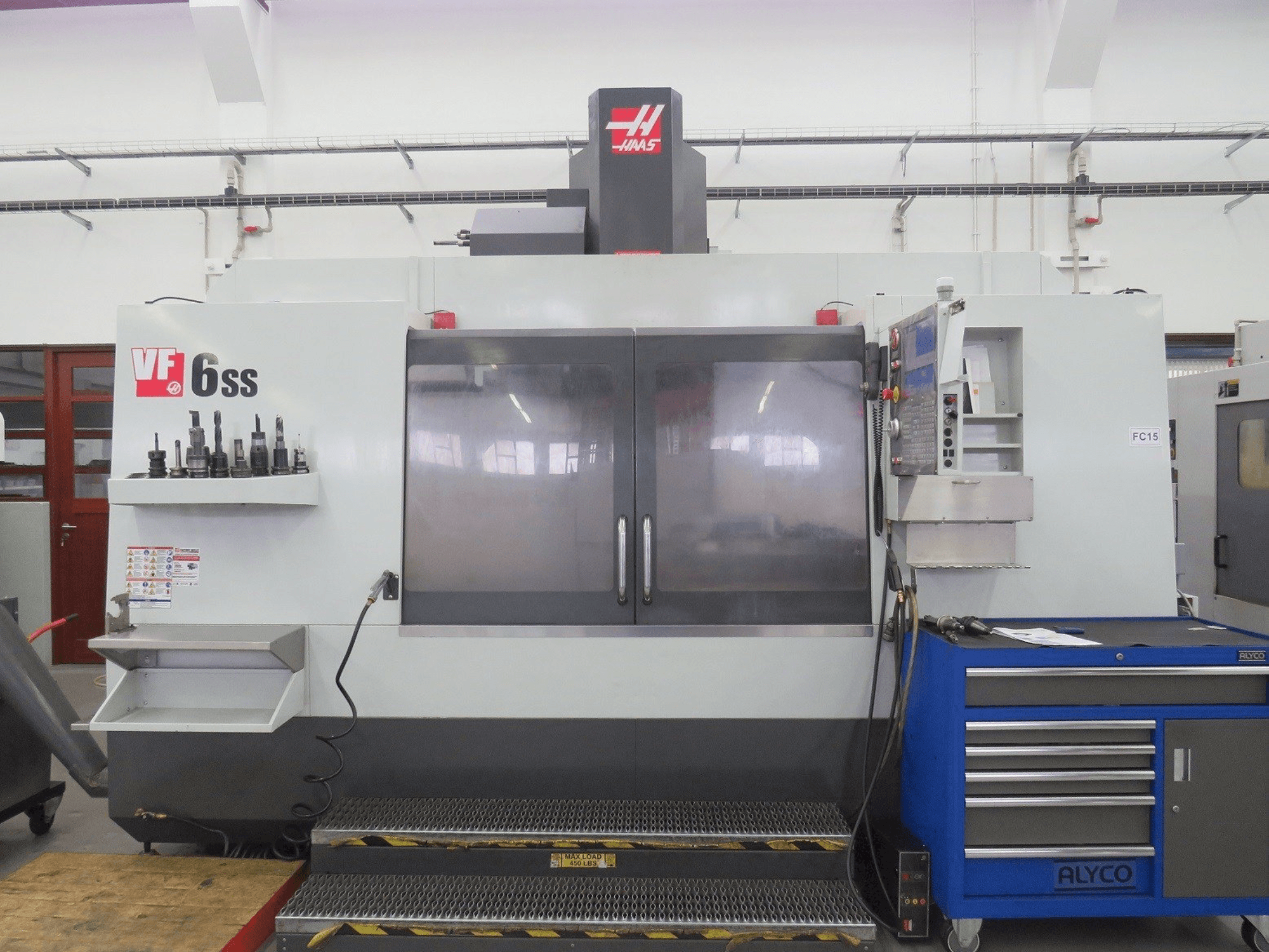 Prikaz stroja HAAS VF-6SS sprijeda