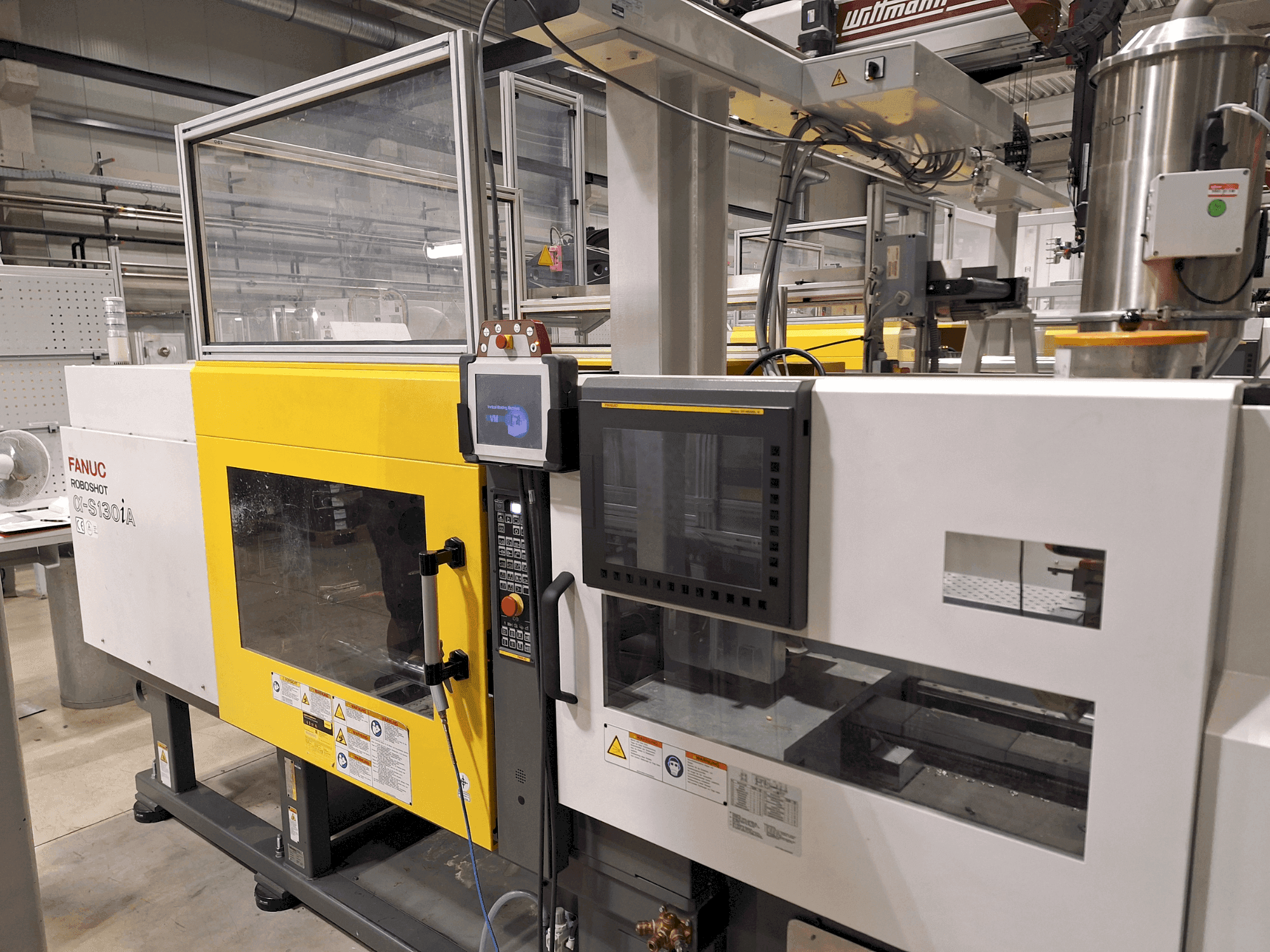 Prikaz stroja FANUC Roboshot S130iA sprijeda