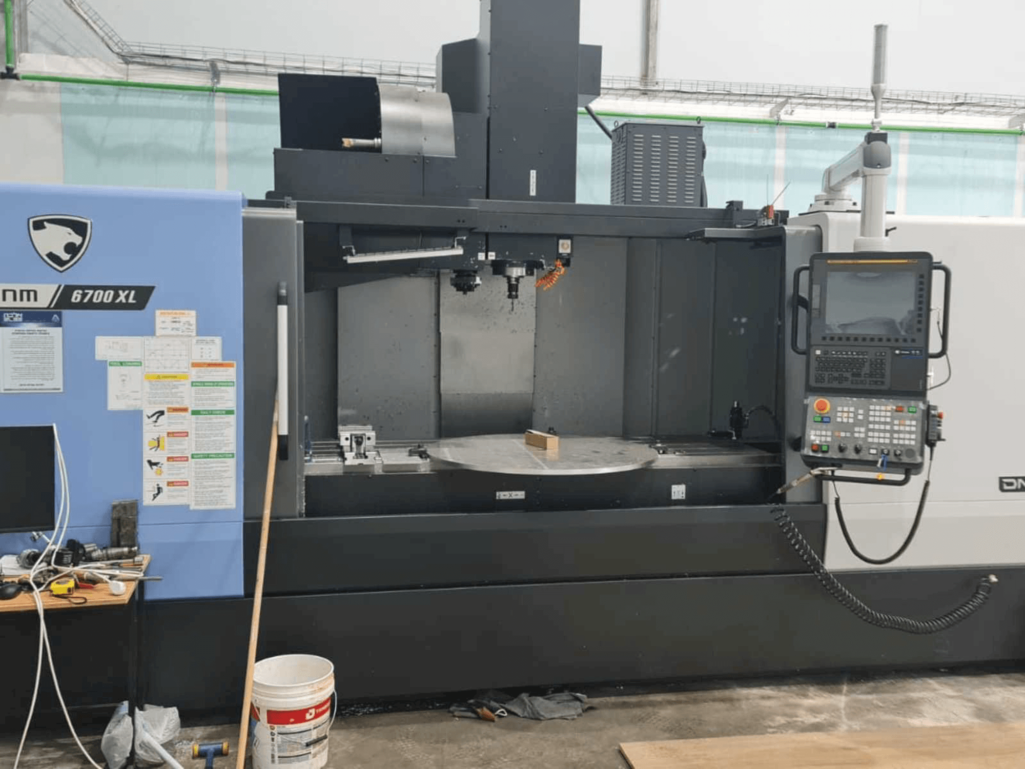 Prikaz stroja Doosan DNM 6700 XL sprijeda