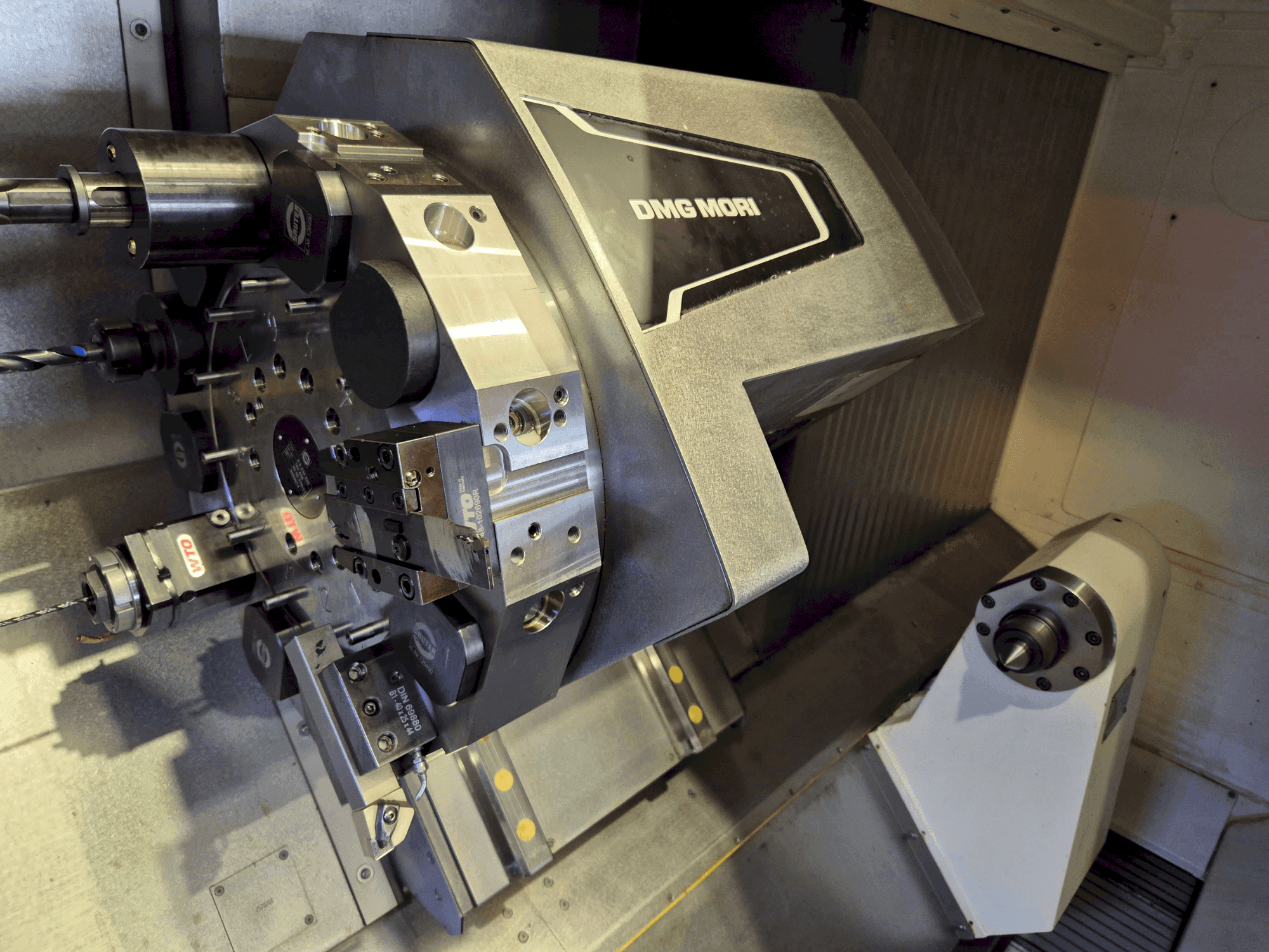 Prikaz stroja DMG MORI CLX 550 V4 sprijeda