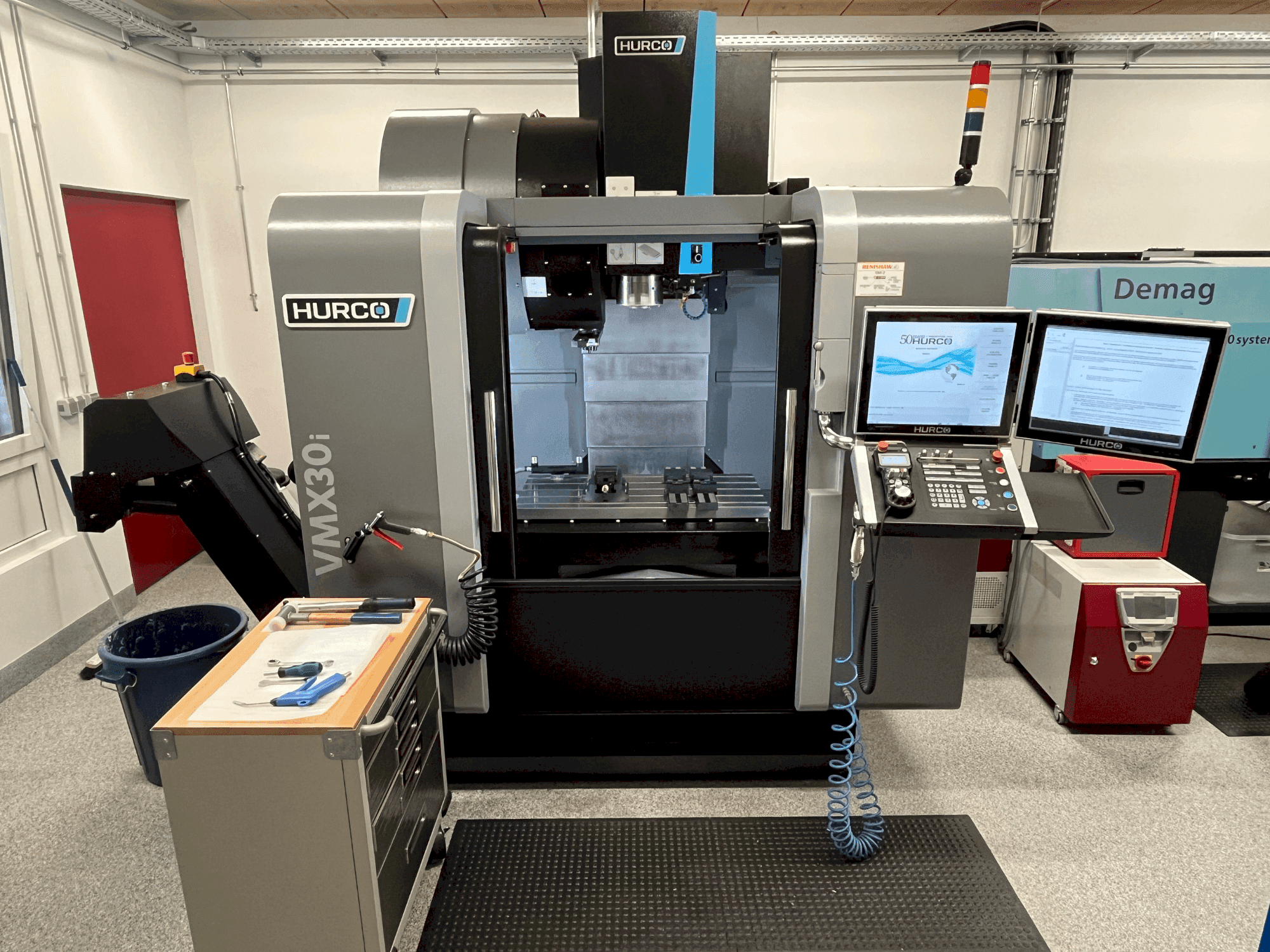 Prikaz stroja Hurco VMX30i sprijeda