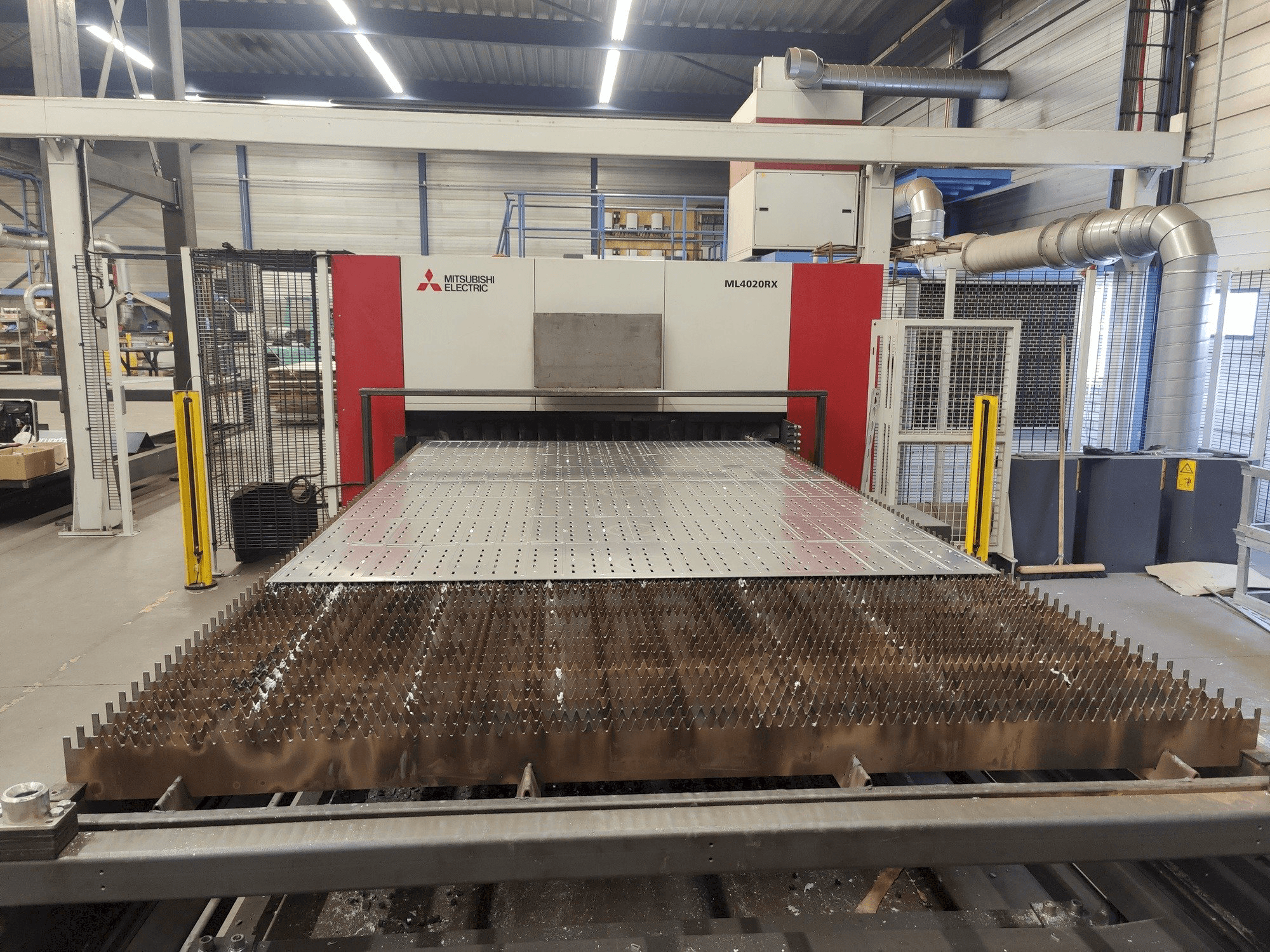 Prikaz stroja Mitsubishi ML4020RX-F60 6,0kW CO2 sprijeda