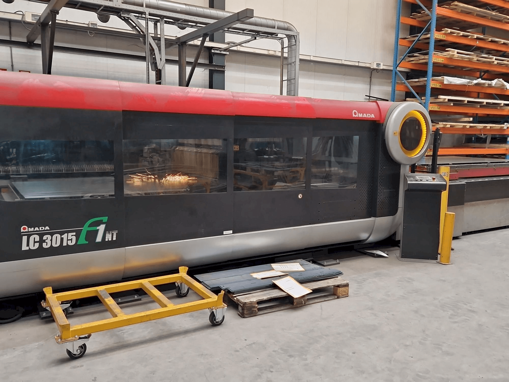 Prikaz stroja AMADA LC3015 F1 NT sprijeda