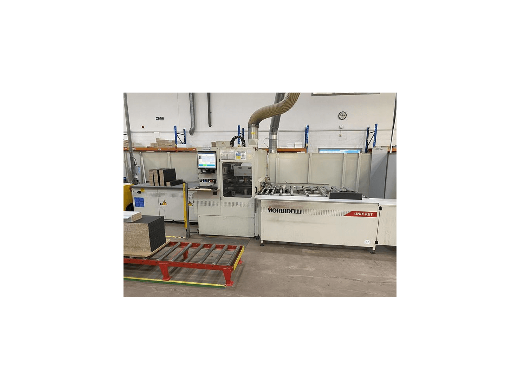 MORbidelli Unix KBT pločasta pila, pogled sprijeda, s vidljivom upravljačkom pločom i složenim daskama na susjednim kolicima.