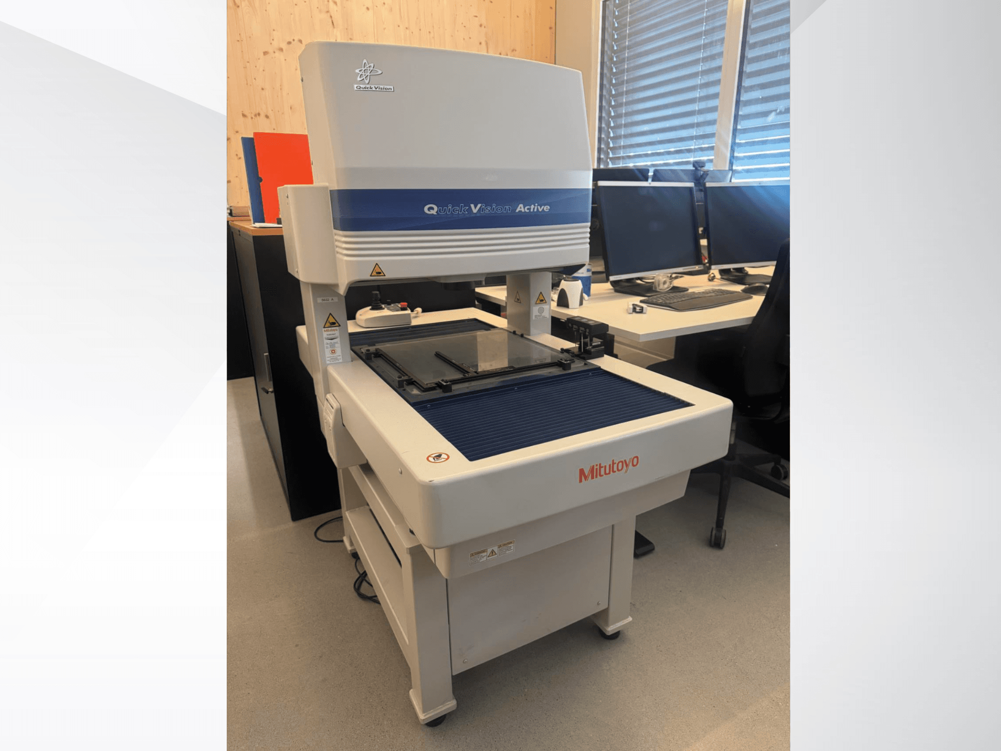 Mitutoyo QV-L404Z1L-D CMM u prednjem pogledu, sa staklenim mjernim stolom i vidljivom upravljačkom pločom s gumbima.