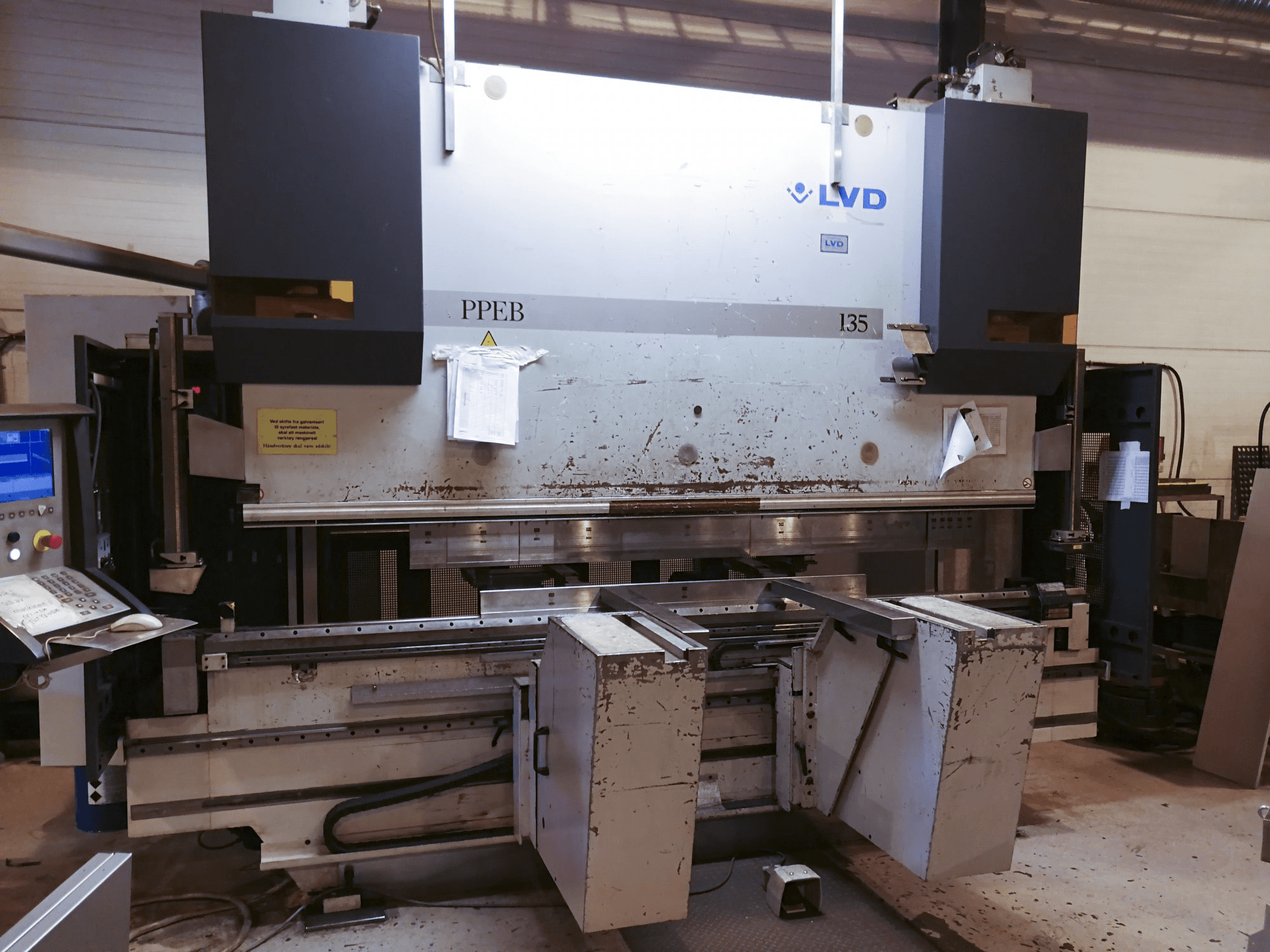 Prikaz stroja LVD PPEB 135/30 sprijeda