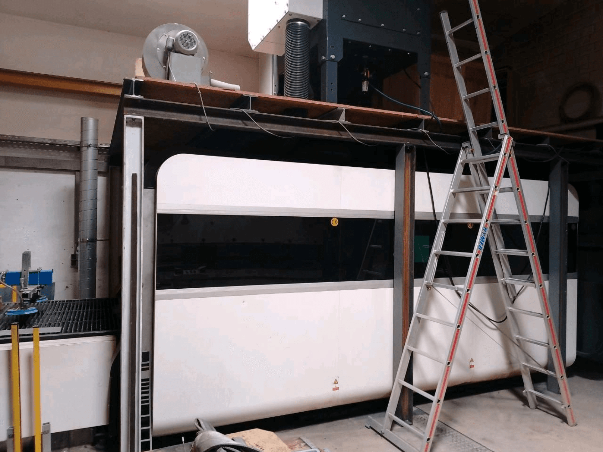 GWEIKE LF3015GA stroj za rezanje vlaknima s laserom u radionici, s prednjim pogledom, metalnim okvirom i pristupnim ljestvama.