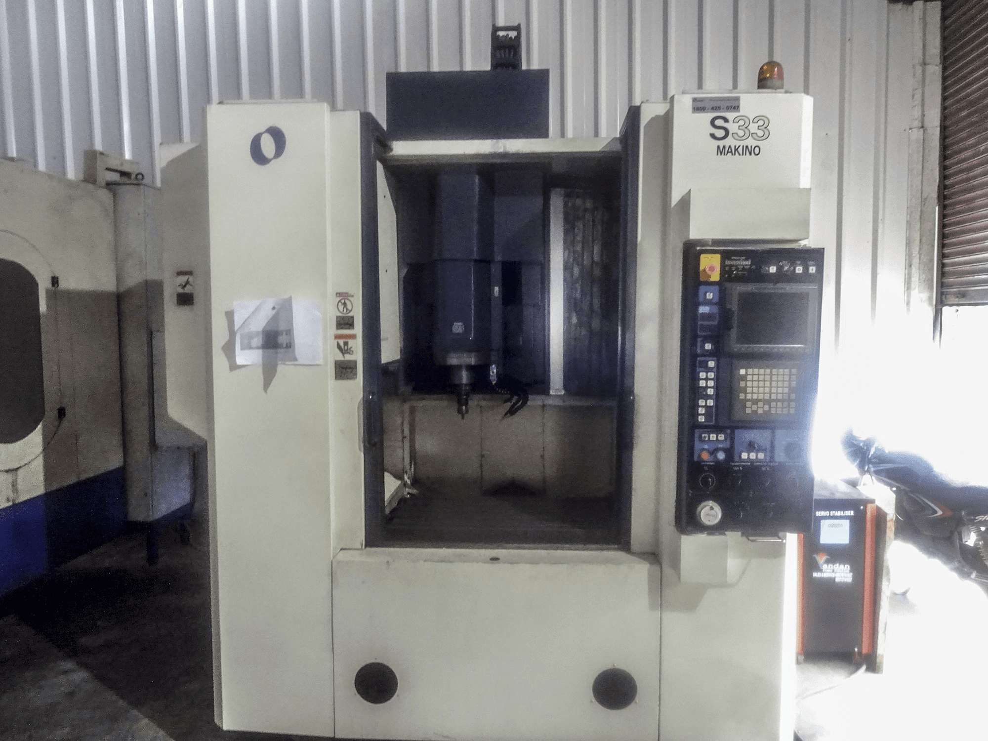 Prikaz stroja Makino S33 sprijeda