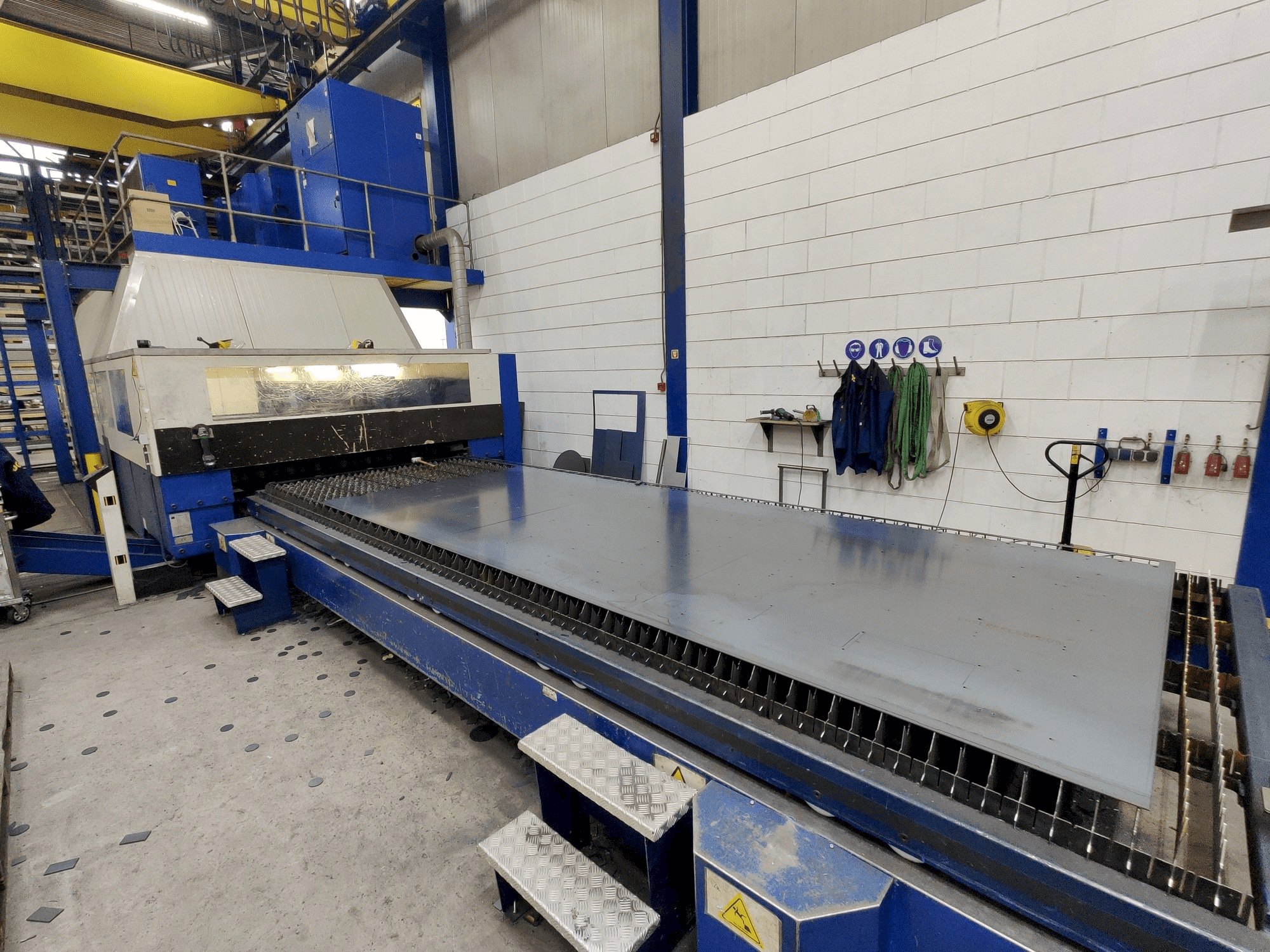 Prikaz stroja Trumpf Trumatic L 6050 6kW CO2 sprijeda