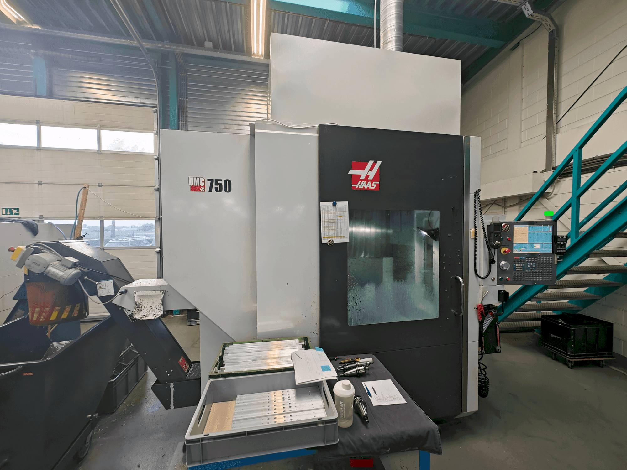 Prikaz stroja HAAS UMC-750 sprijeda