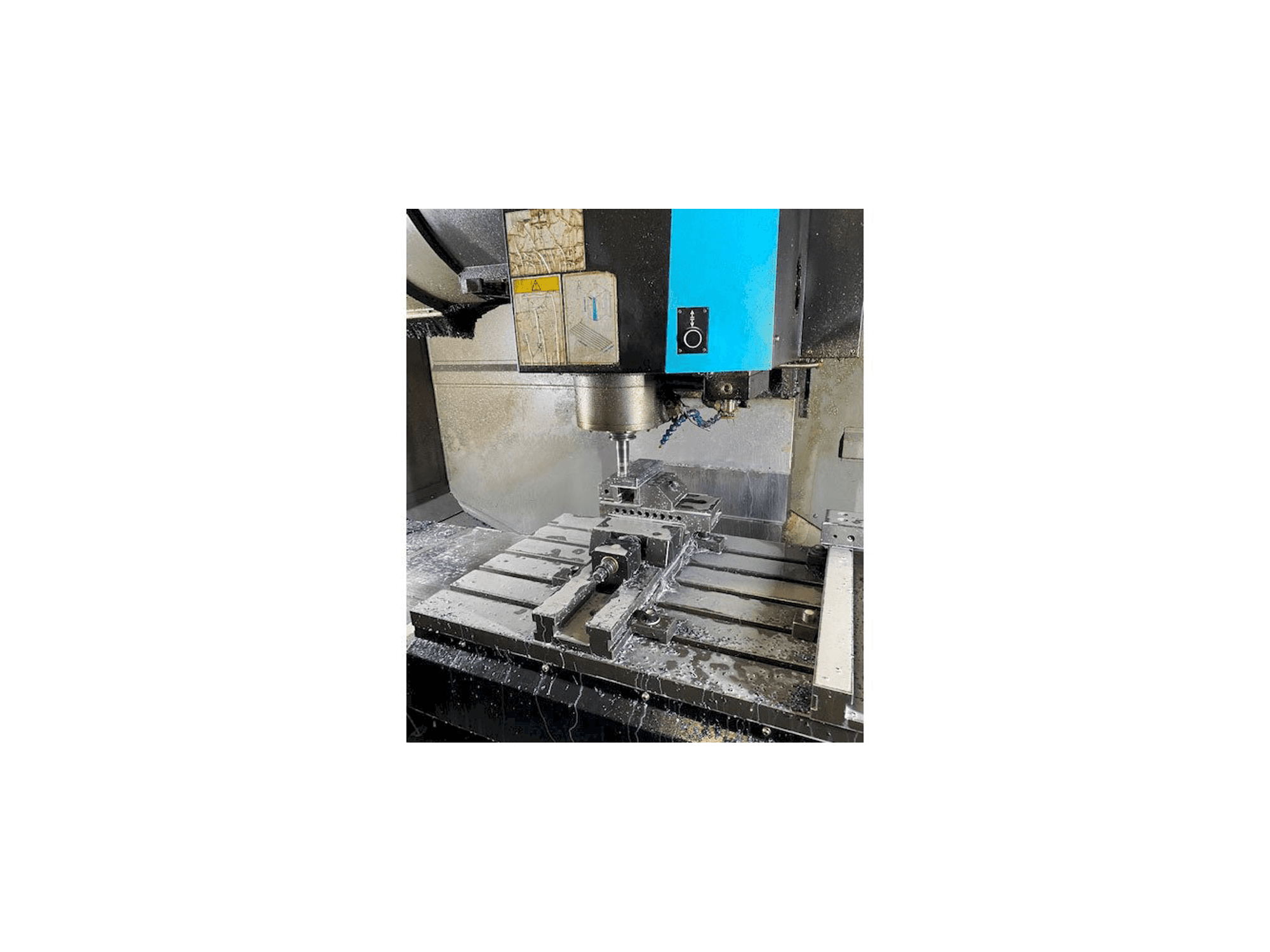 Prikaz stroja Hurco VMX42i sprijeda