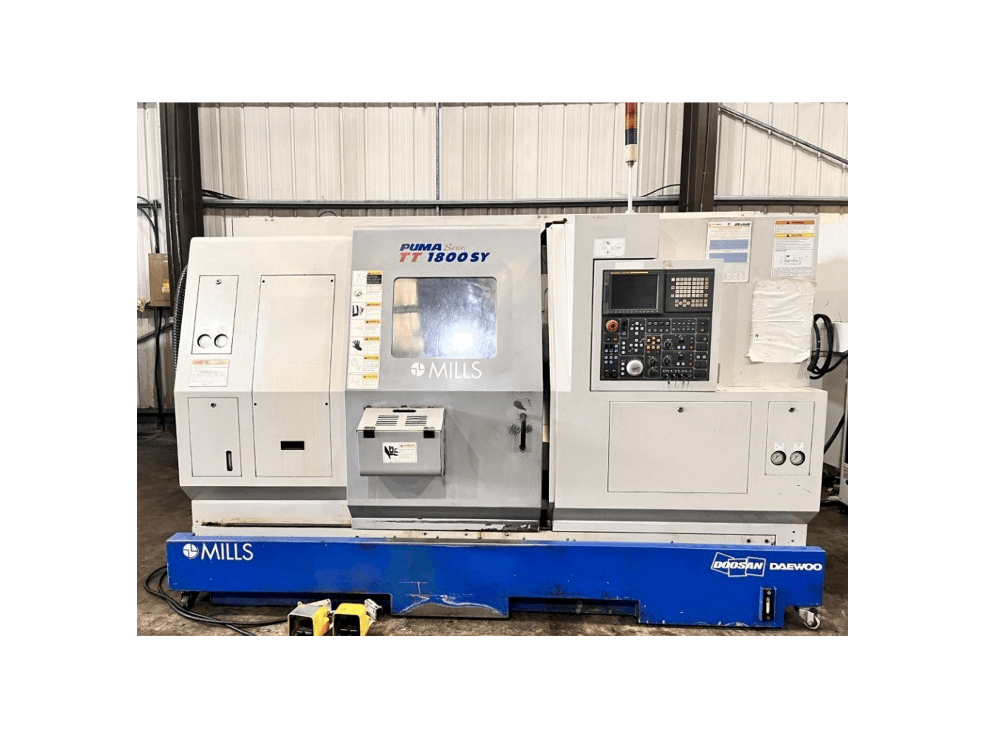 Prikaz stroja Doosan TT1800SY sprijeda