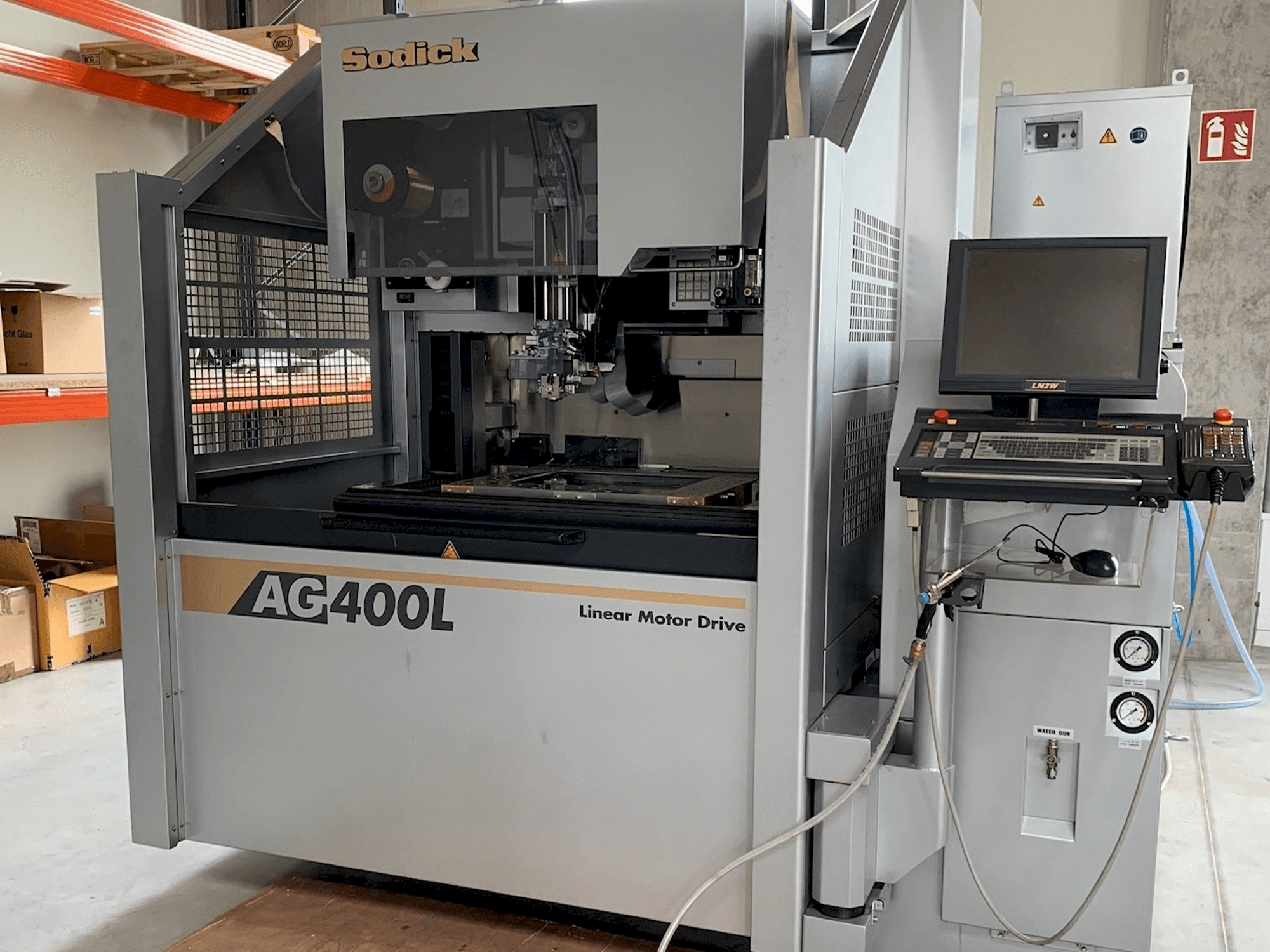 Prikaz stroja Sodick AG400L sprijeda