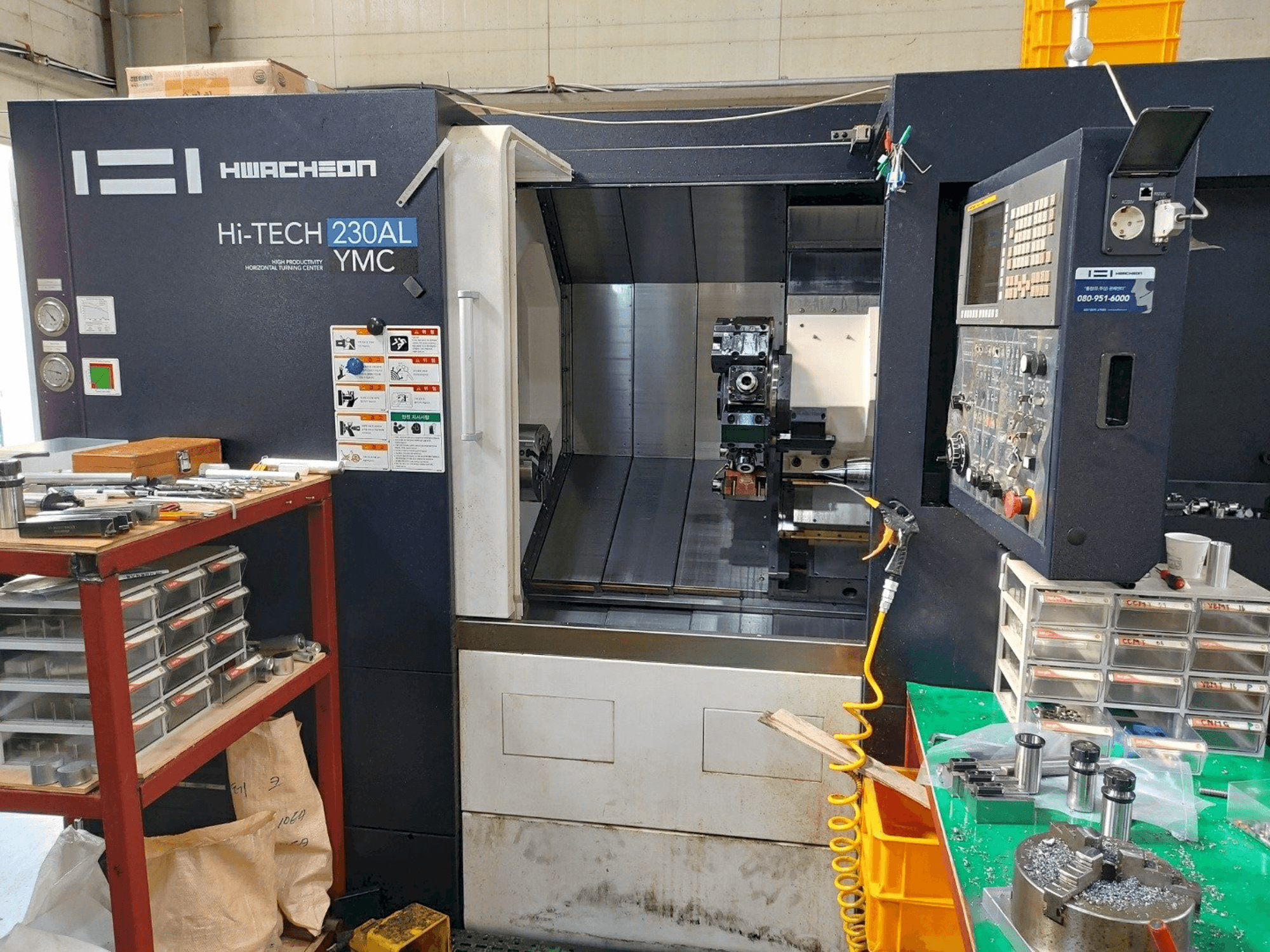 Prikaz stroja HWACHEON Hi-TECH 230AL YMC sprijeda