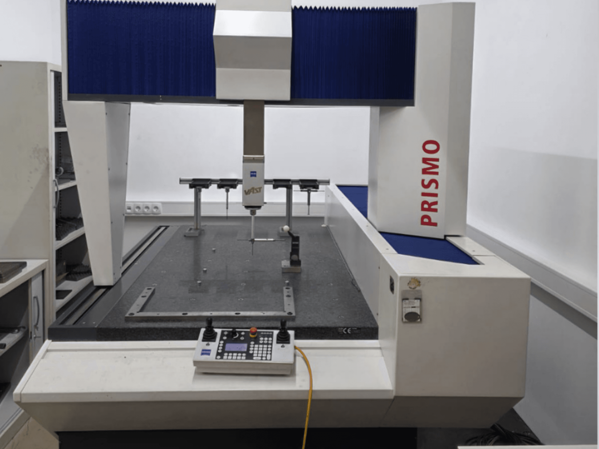 ZEISS PRISMO 700 koordinatni mjerni stroj u prednjem pogledu, sa sondom i upravljačkom pločom na granitnoj podlozi.