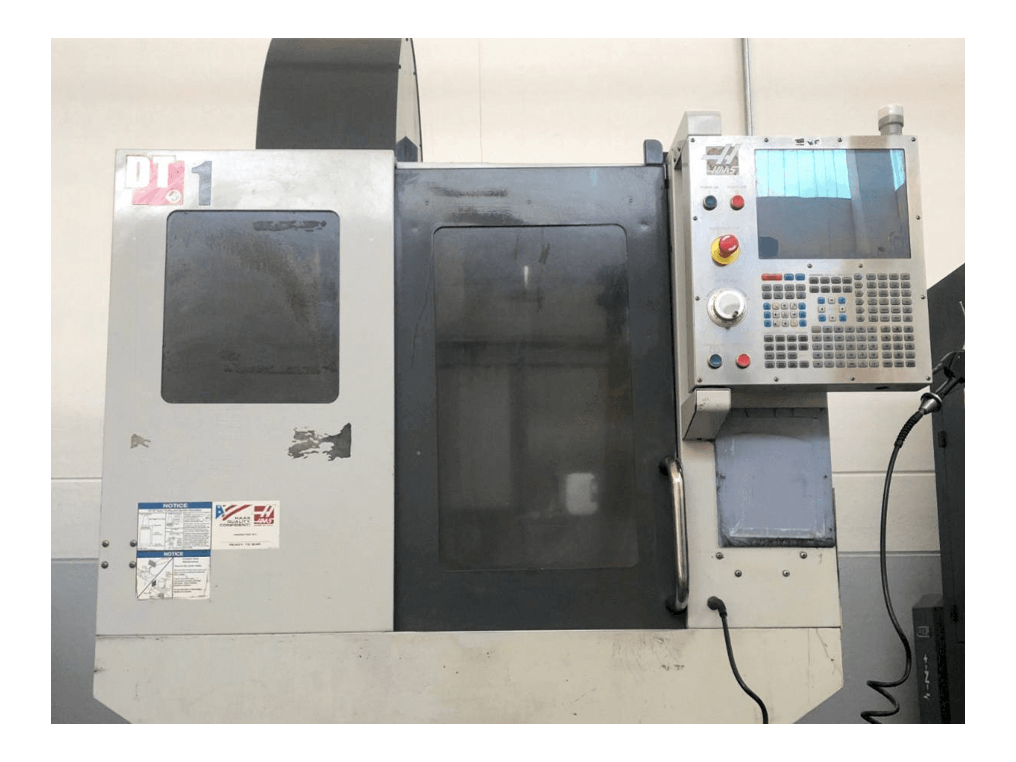 Prikaz stroja HAAS DT1 sprijeda