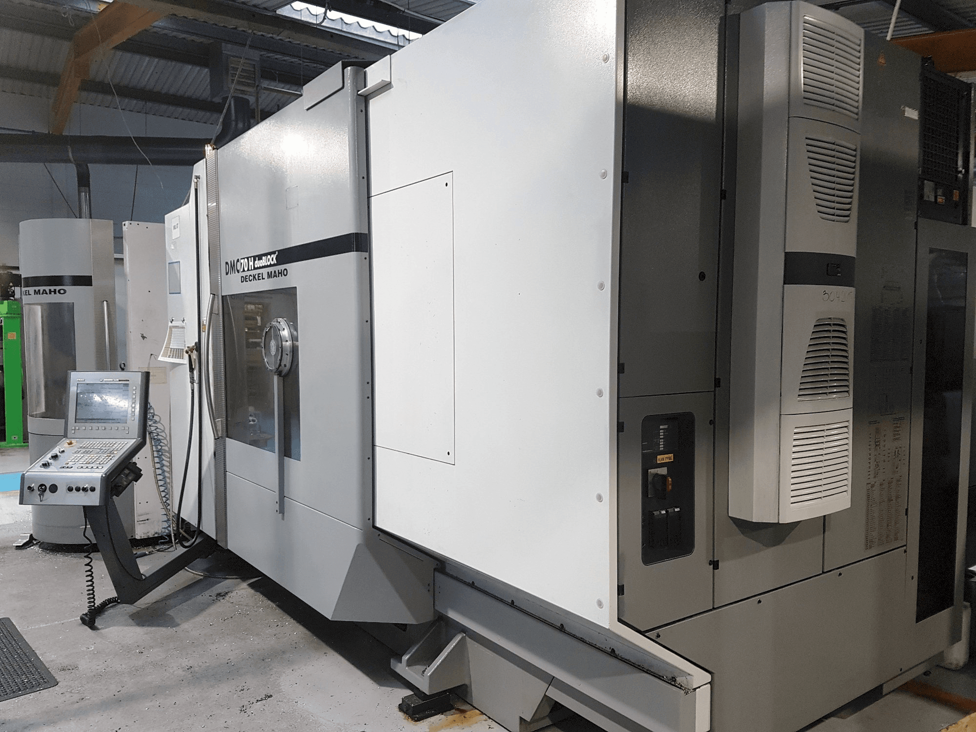 Prikaz stroja DECKEL MAHO DMC 70 H duoBlock sprijeda