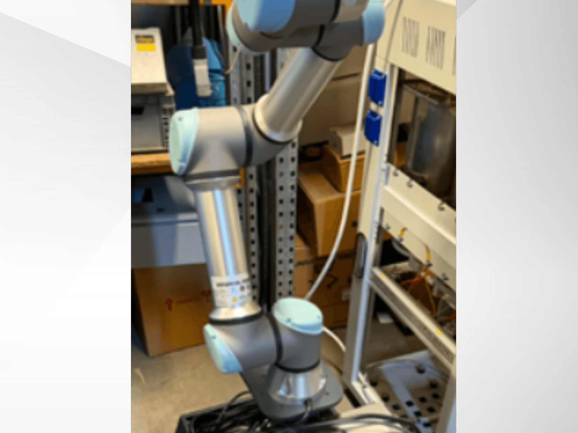 Robotska ruka Universal Robots UR5e gledana sa strane, s prikazom zglobnih spojeva, laganog dizajna i upravljačkih kabela.