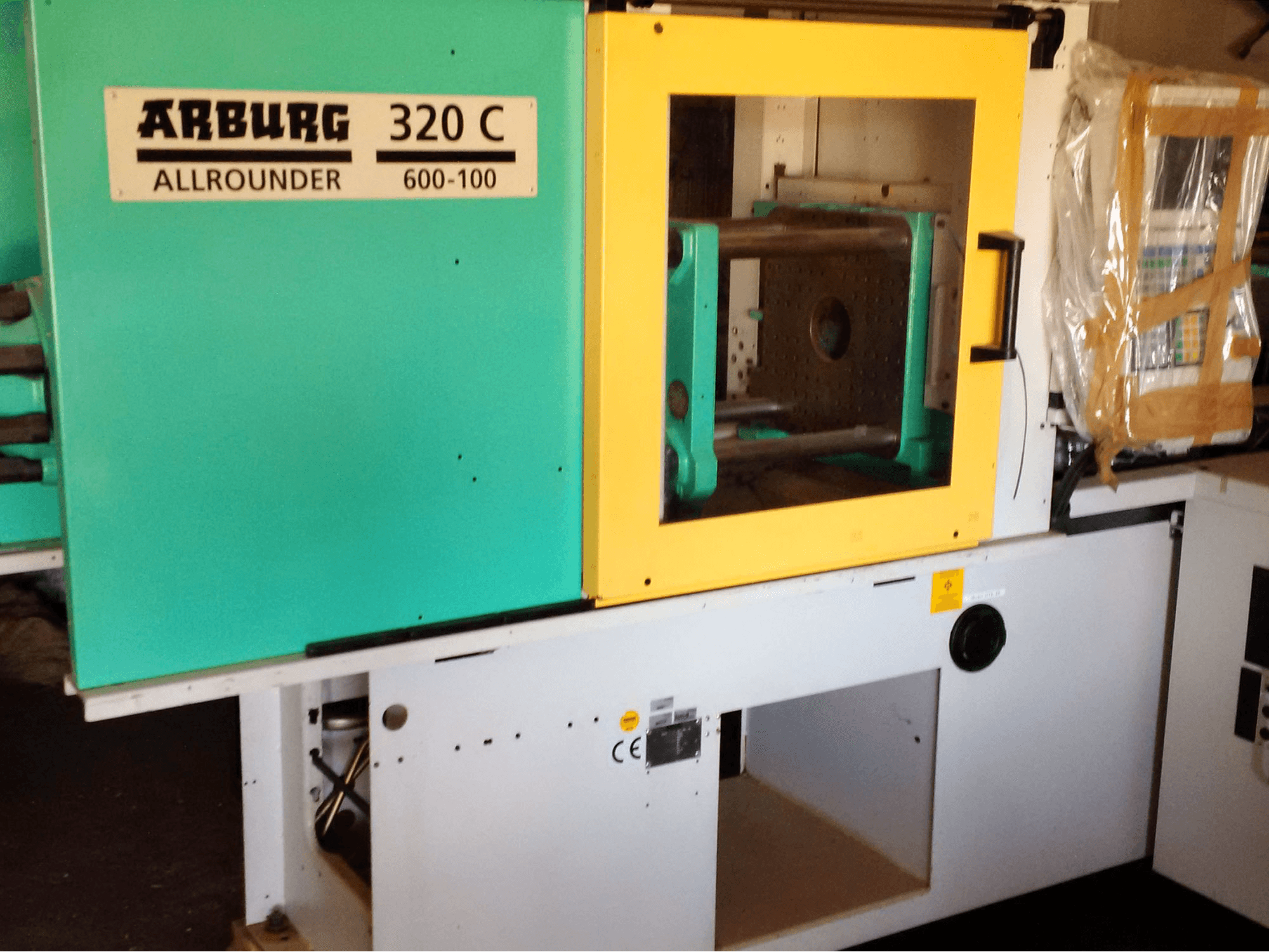 Prikaz stroja Arburg 320C 600-100 sprijeda