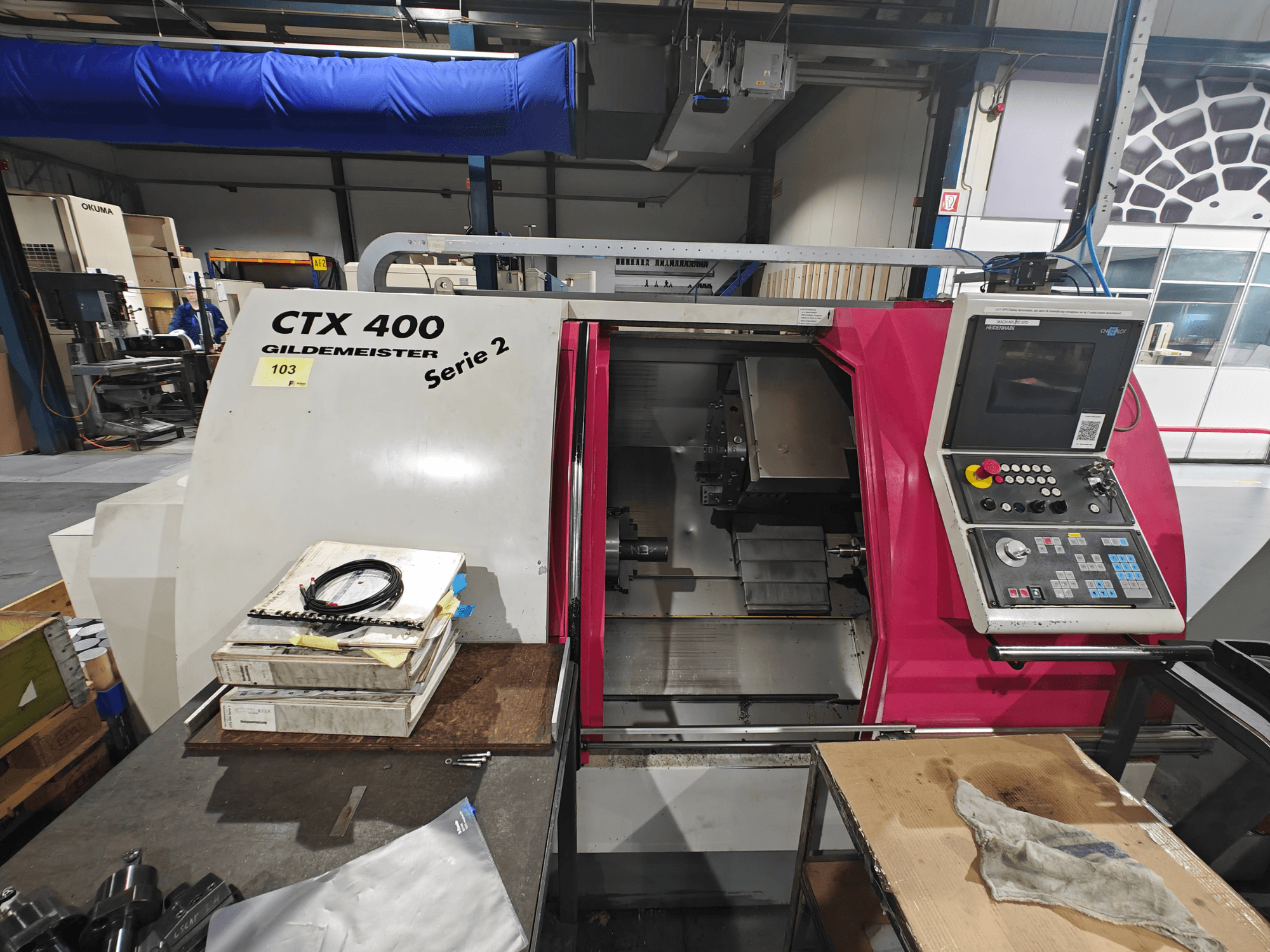 CTX 400 Gildemeister tokarilica prikazana s prednje strane, s upravljačkom pločom s gumbima, zaslonom i radnim prostorom.